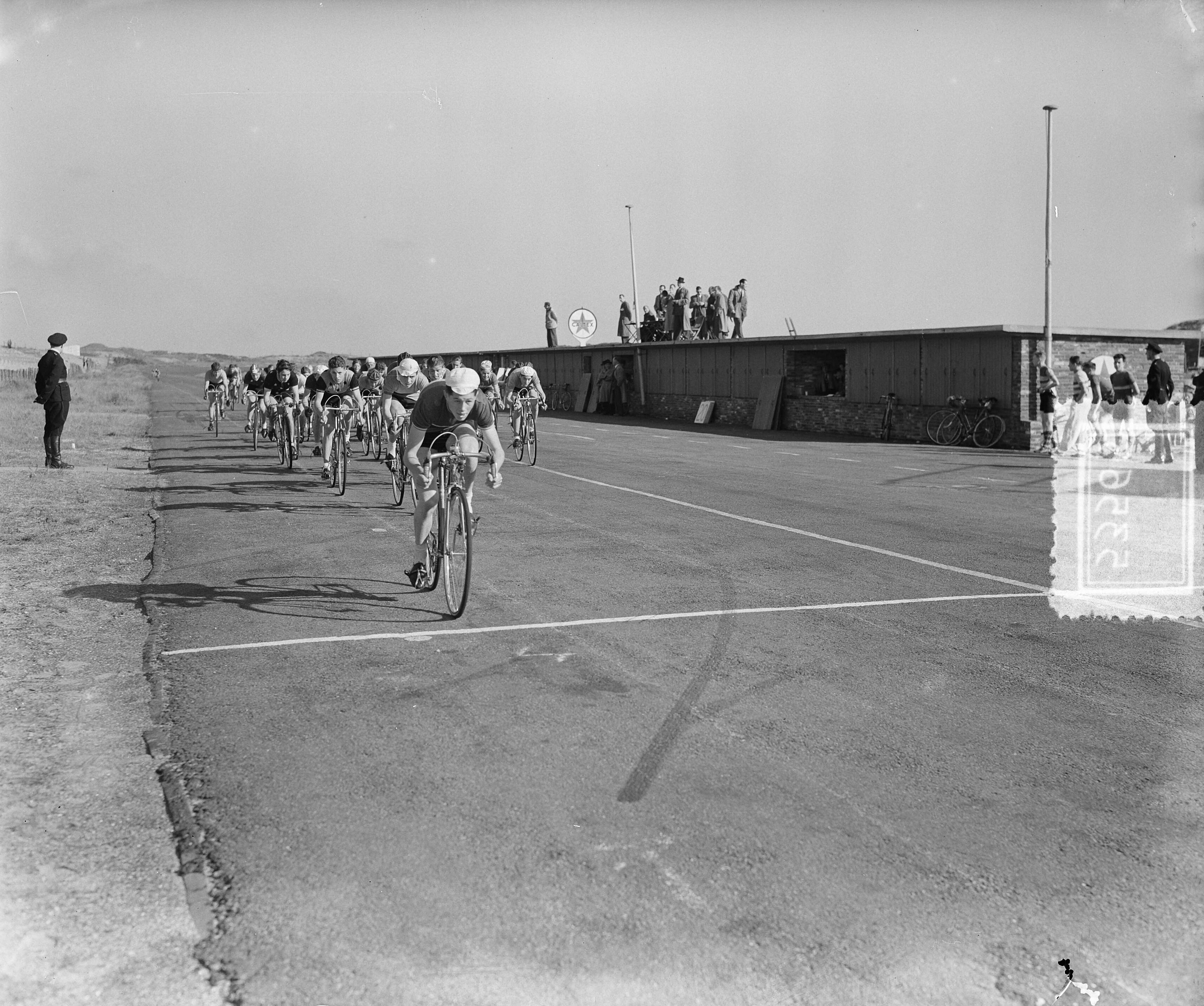 Fotocollectie Anefo — Wielrennen junioren op het circuit van Zandvoort — Foto: Pot, Harry / Anefo. Licentie: Set B: Rechtenvrij / Publiek Domein. Bron: Nationaal Archief. http://hdl.handle.net/10648/a900ffe4-d0b4-102d-bcf8-003048976d84