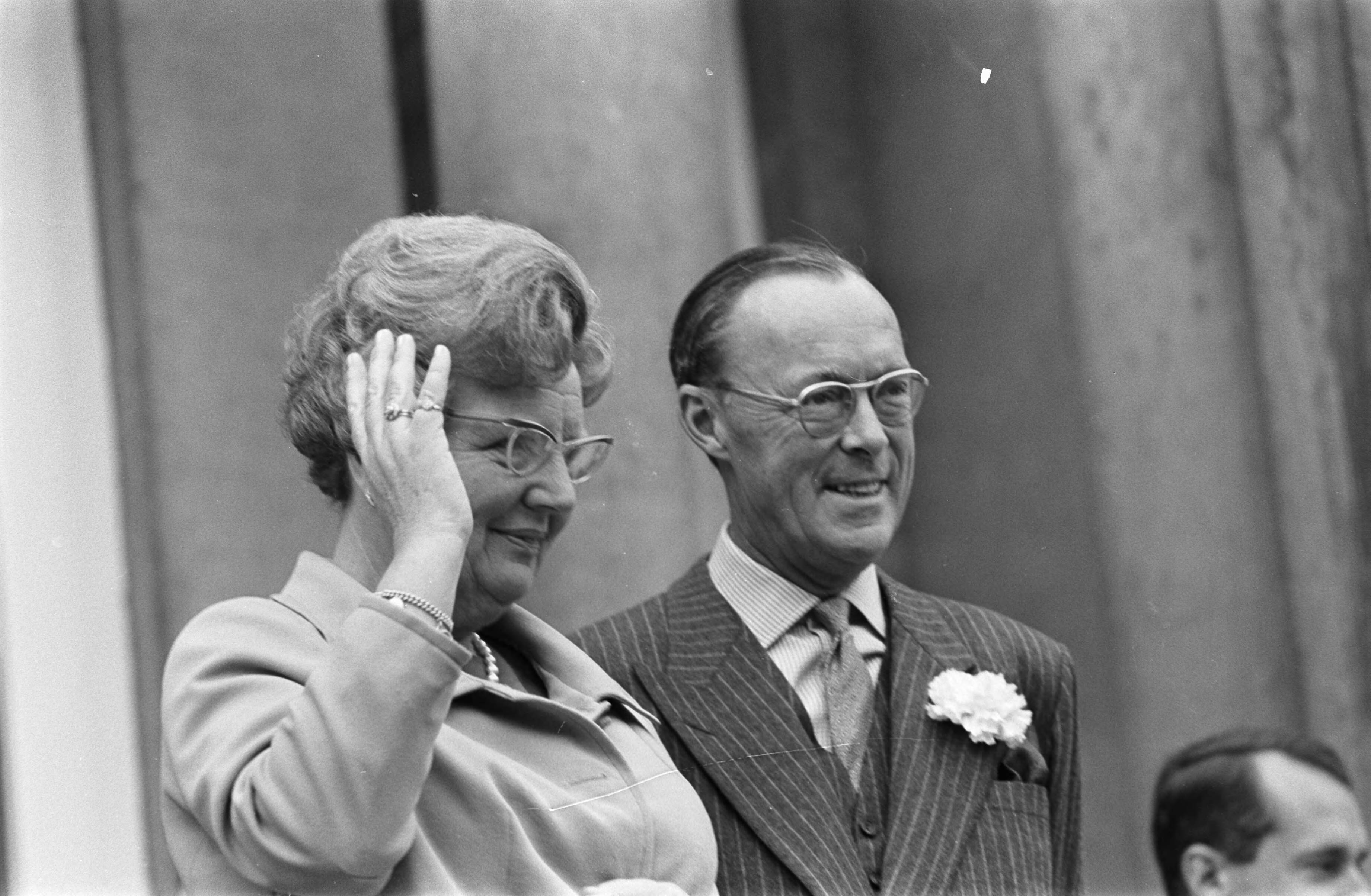 Koninginnedag 1968 — Koningin Juliana en prins Bernhard op het bordes — Foto: Fotograaf Onbekend / Anefo. Licentie: Set B: Rechtenvrij / Publiek Domein. Bron: Nationaal Archief. http://hdl.handle.net/10648/ab3ed998-d0b4-102d-bcf8-003048976d84