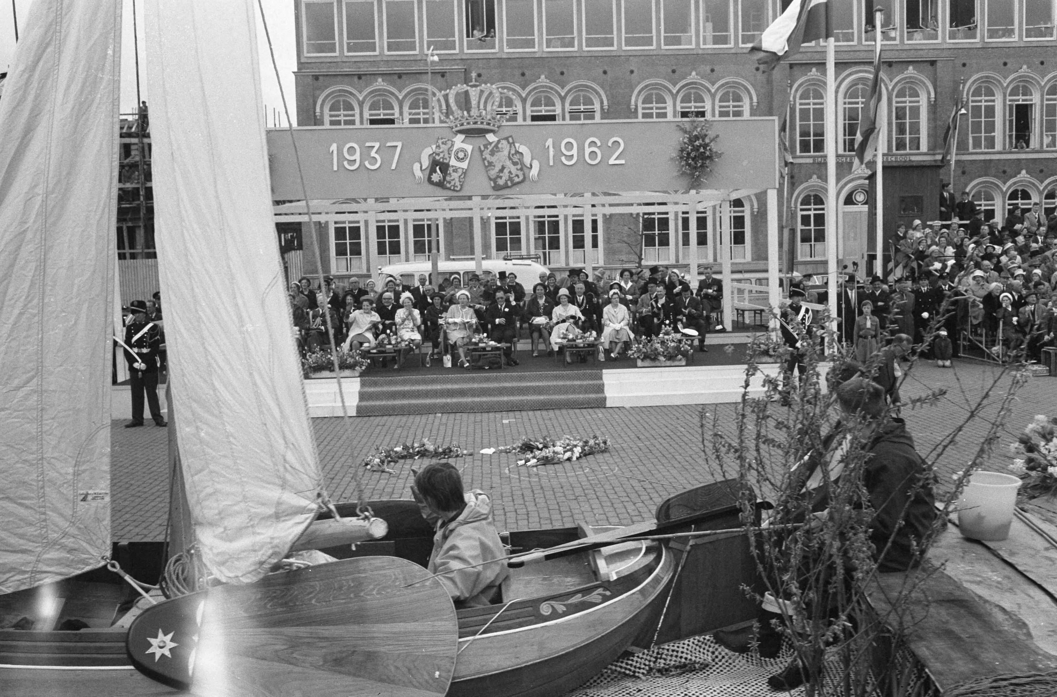 Koninklijk bezoek aan Groningen en Friesland (1962) — Koninklijk bezoek aan Leeuwarden — Foto: Pot, Harry / Anefo. Licentie: Set B: Rechtenvrij / Publiek Domein. Bron: Nationaal Archief. http://hdl.handle.net/10648/aa06ea84-d0b4-102d-bcf8-003048976d84