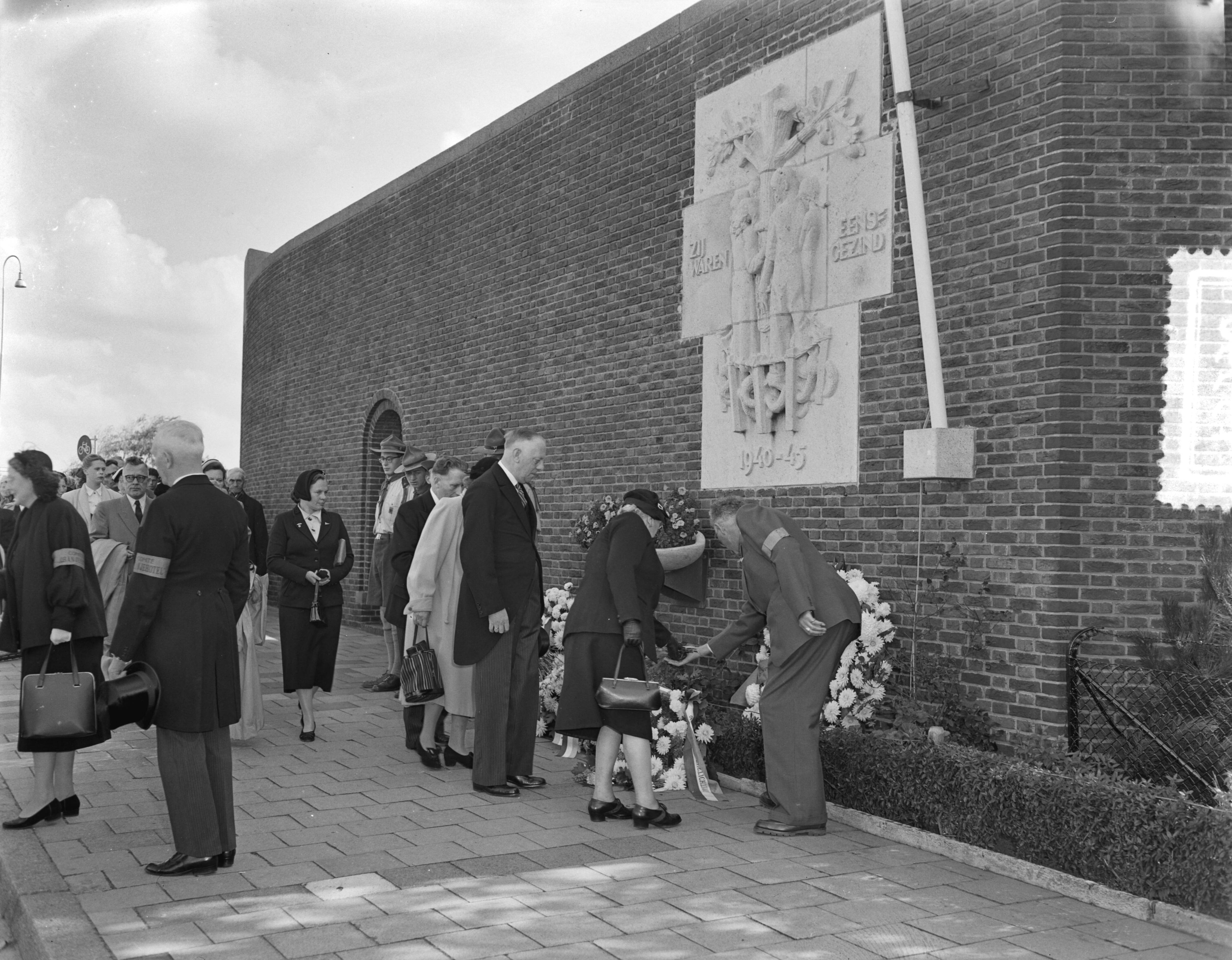 Fotocollectie Anefo — Herdenking dodencel Scheveningen, de particuliere secretaresse van koningin Juliana, mejuffrouw Geldens, legt krans — Foto: Pot, Harry / Anefo. Licentie: Set B: Rechtenvrij / Publiek Domein. Bron: Nationaal Archief. http://hdl.handle.net/10648/a93be8fc-d0b4-102d-bcf8-003048976d84
