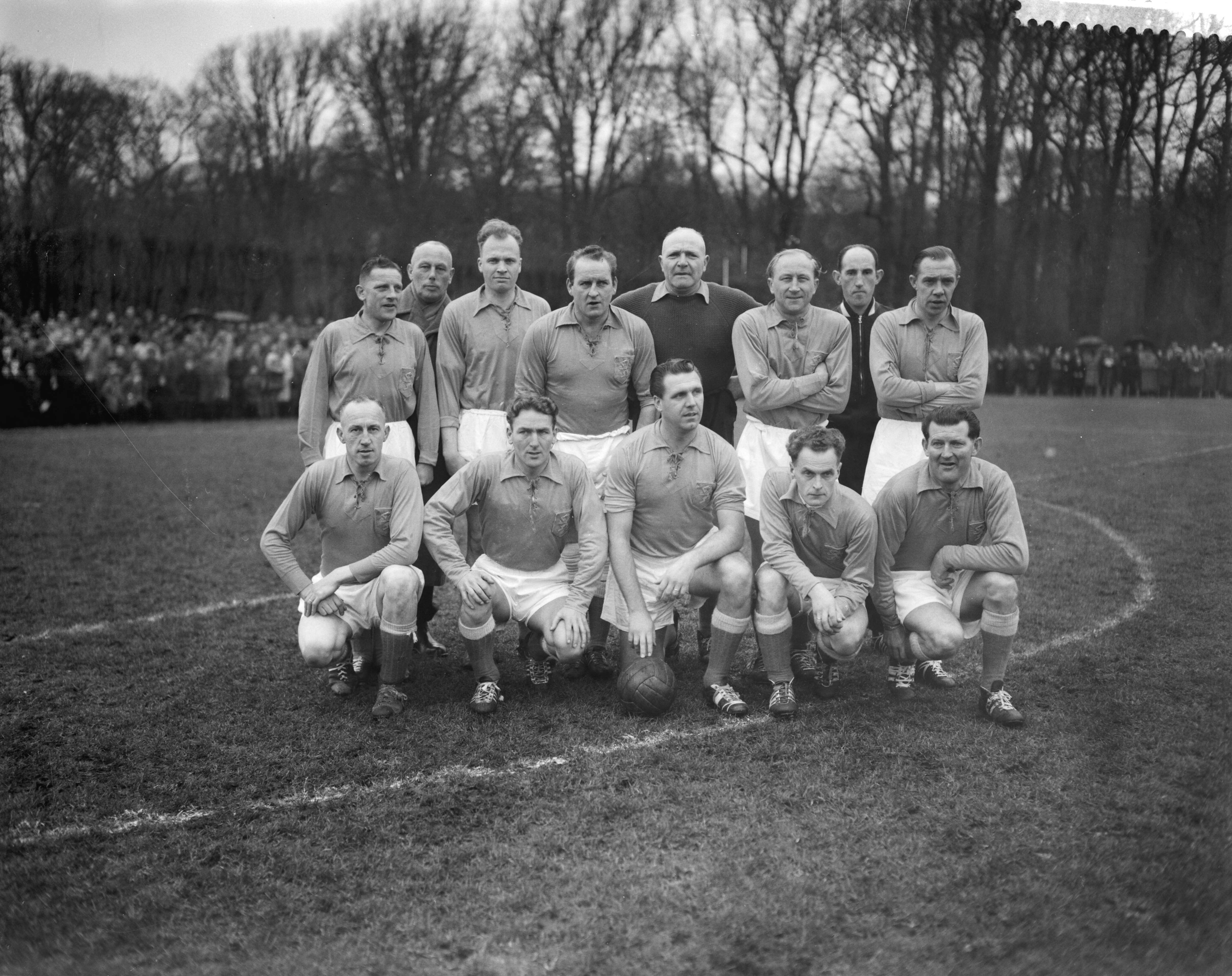 Fotocollectie Anefo — Traditionele nieuwjaars voetbalwedstrijd Oud Internationals - HFC (5-2), voor de 28ste maal. Elftal Oud-Internationals — Foto: Bilsen, Joop van / Anefo. Licentie: Set B: Rechtenvrij / Publiek Domein. Bron: Nationaal Archief. http://hdl.handle.net/10648/a971dd9a-d0b4-102d-bcf8-003048976d84