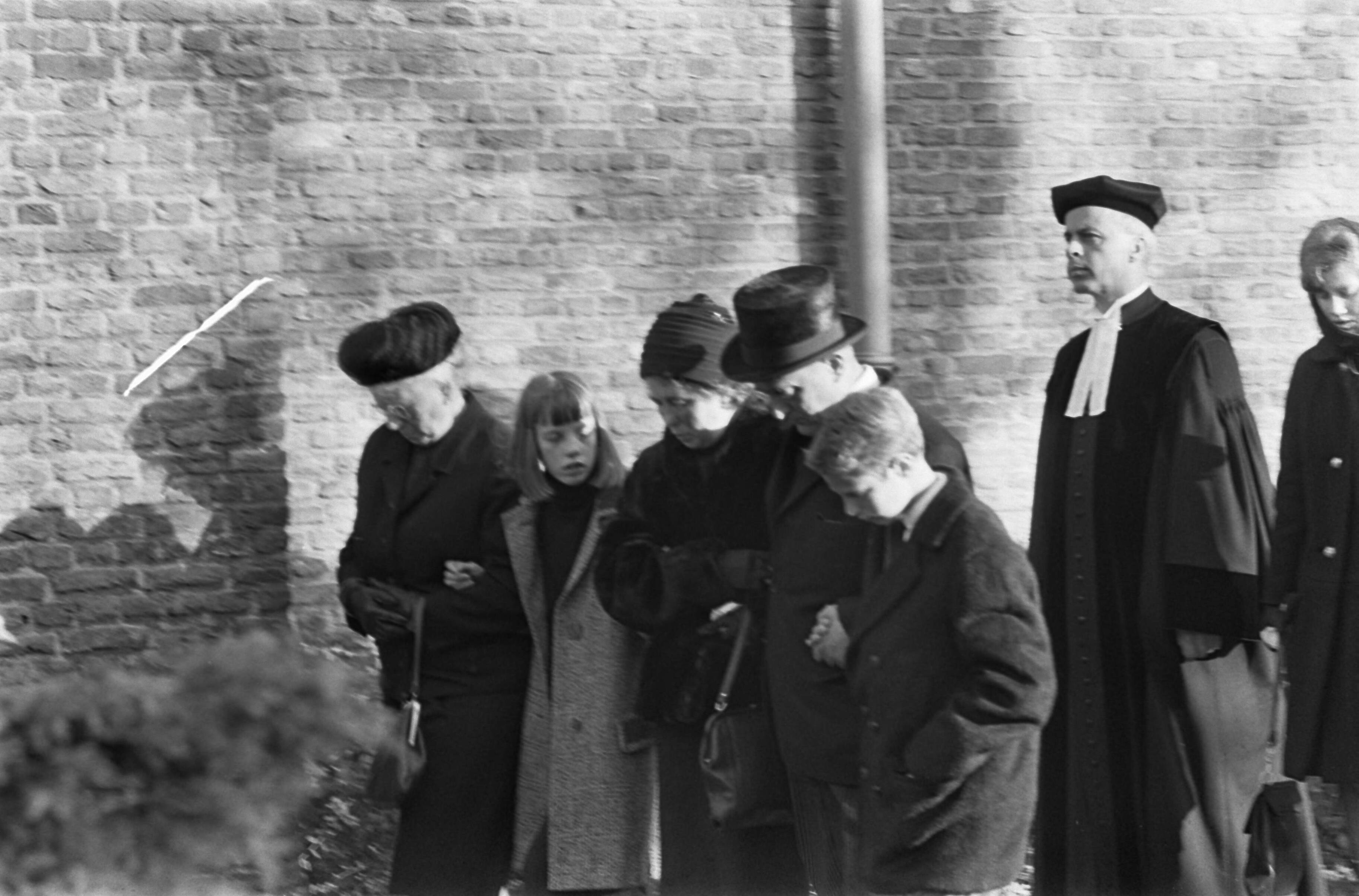 Fotocollectie Anefo — Begrafenis Kees van Straaten (doodgeschoten door de politie). Rouwende familieleden — Foto: Fotograaf Onbekend / Anefo. Licentie: Set B: Rechtenvrij / Publiek Domein. Bron: Nationaal Archief. http://hdl.handle.net/10648/aac806c4-d0b4-102d-bcf8-003048976d84