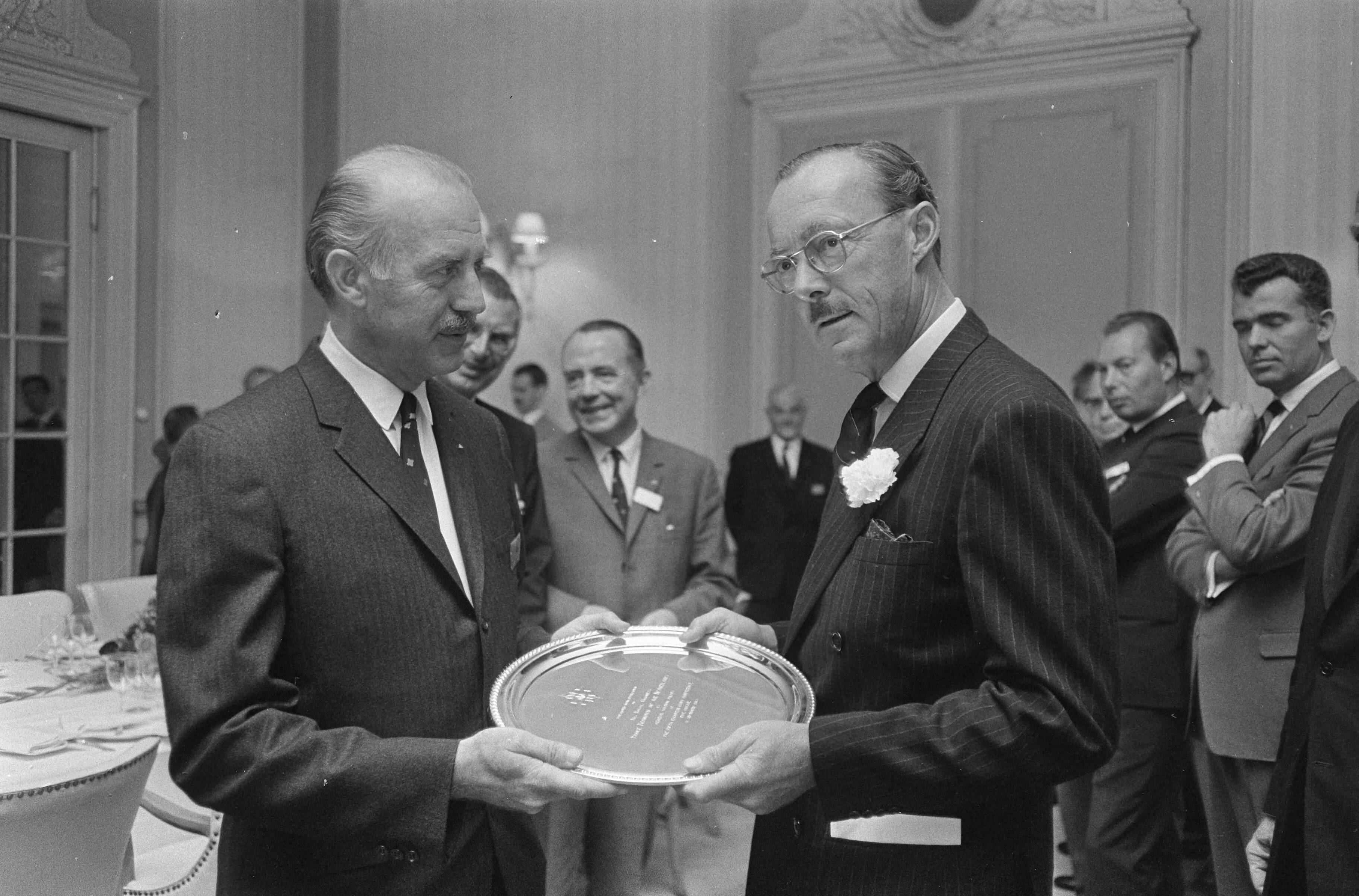 Fotocollectie Anefo — Zilveren schaal voor de Prins bij jaarvergadering van de IAOPA in Kurhaus te Scheveningen. Rechts prins, links mr. J. B. Hartcanfit jr. — Foto: Koch, Eric / Anefo. Licentie: Set B: Rechtenvrij / Publiek Domein. Bron: Nationaal Archief. http://hdl.handle.net/10648/ab265bc0-d0b4-102d-bcf8-003048976d84