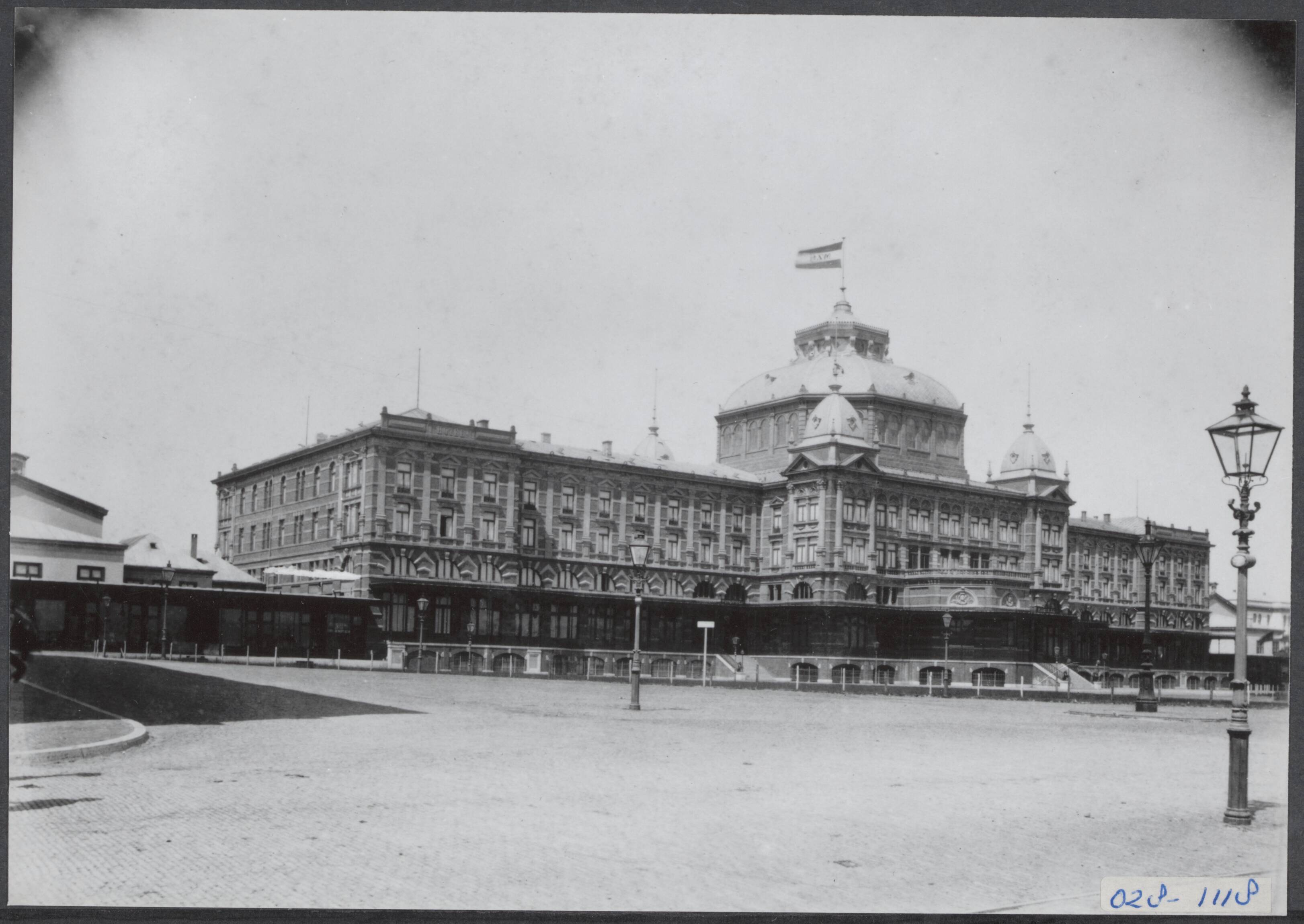 Fotocollectie Elsevier Binnenland — Kurhaus te Scheveningen. Zicht vanaf landzijde — Foto: Onbekend / Publiek Domein of Rechtenvrij. Licentie: Set B: Rechtenvrij / Publiek Domein. Bron: Nationaal Archief. http://hdl.handle.net/10648/addfd148-d0b4-102d-bcf8-003048976d84
