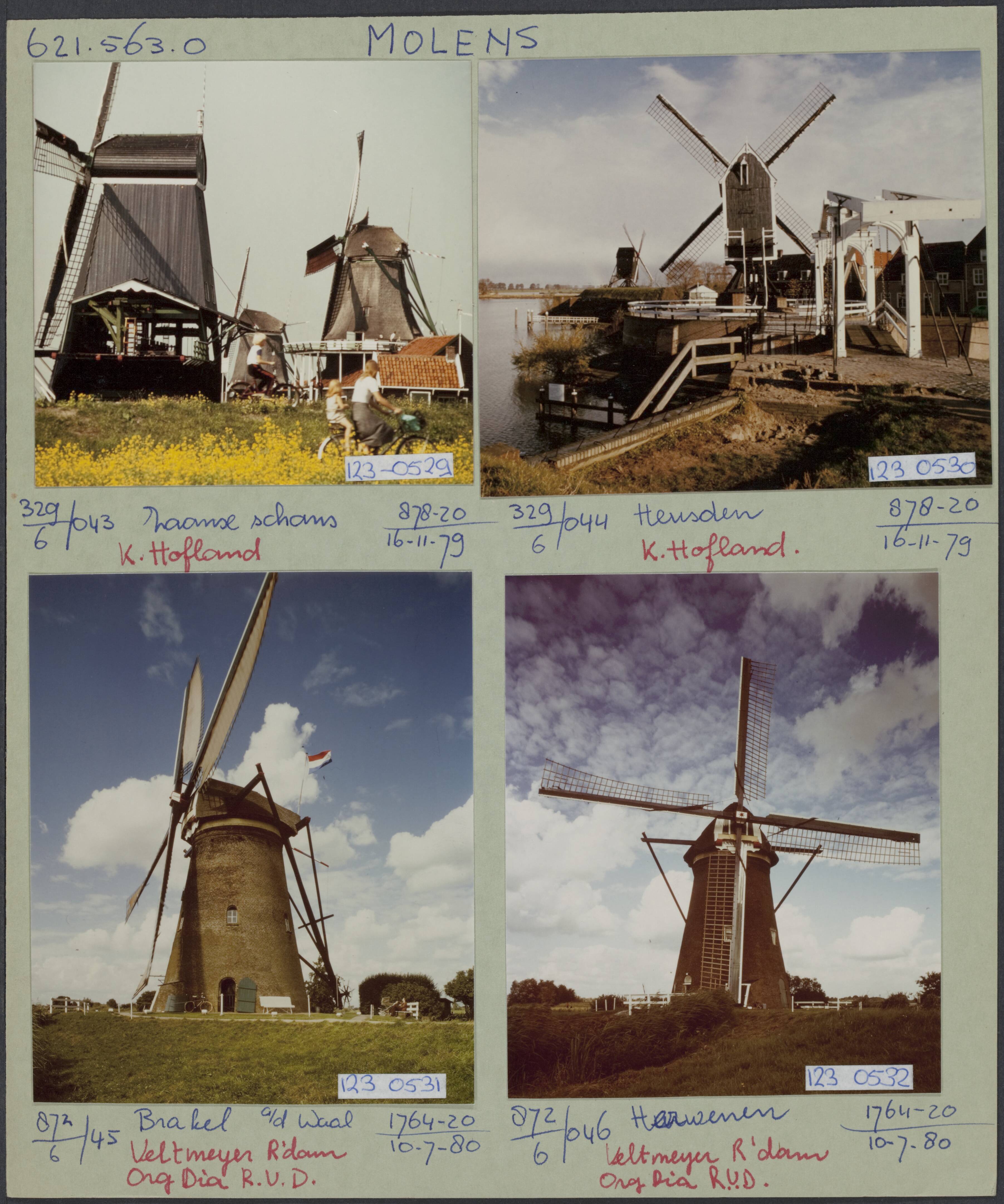 Fotocollectie Rijksvoorlichtingsdienst Eigen — Molens op de Zaanse Schans te Zaandam. Van links naar rechts: Paltrokmolen (houtzaagmolen) De Gekroonde Poelenburg, oliemolen De Zoeker en verfmolen De Kat — Foto: Hofland, K. / RVD. Licentie: Set B: Rechtenvrij / Publiek Domein. Bron: Nationaal Archief. http://hdl.handle.net/10648/af2e30a8-d0b4-102d-bcf8-003048976d84