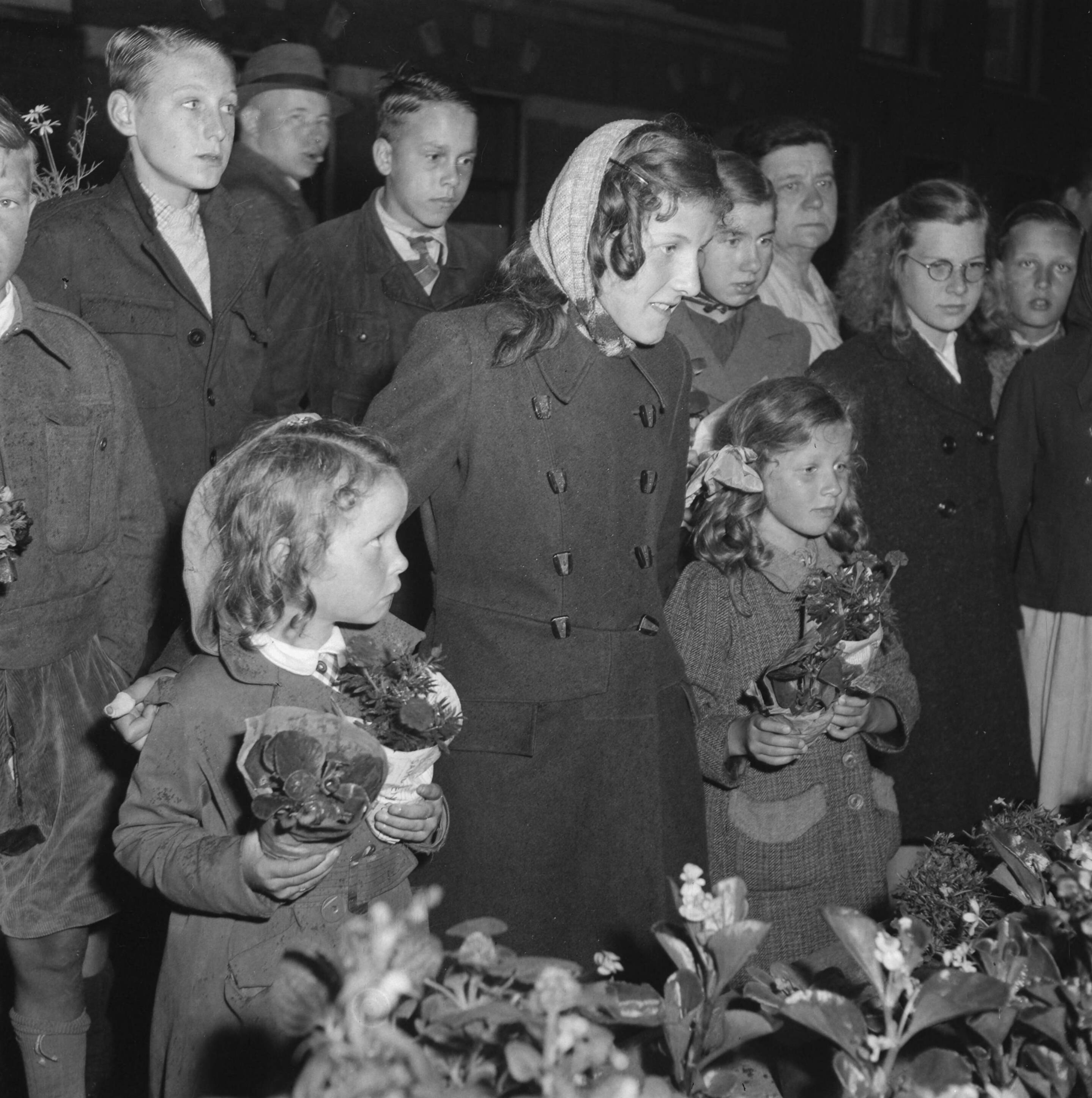 Fotocollectie Anefo — Luilakmarkt te Haarlem — Foto: Breijer, Charles / Anefo. Licentie: Set B: Rechtenvrij / Publiek Domein. Bron: Nationaal Archief. http://hdl.handle.net/10648/a89f6856-d0b4-102d-bcf8-003048976d84