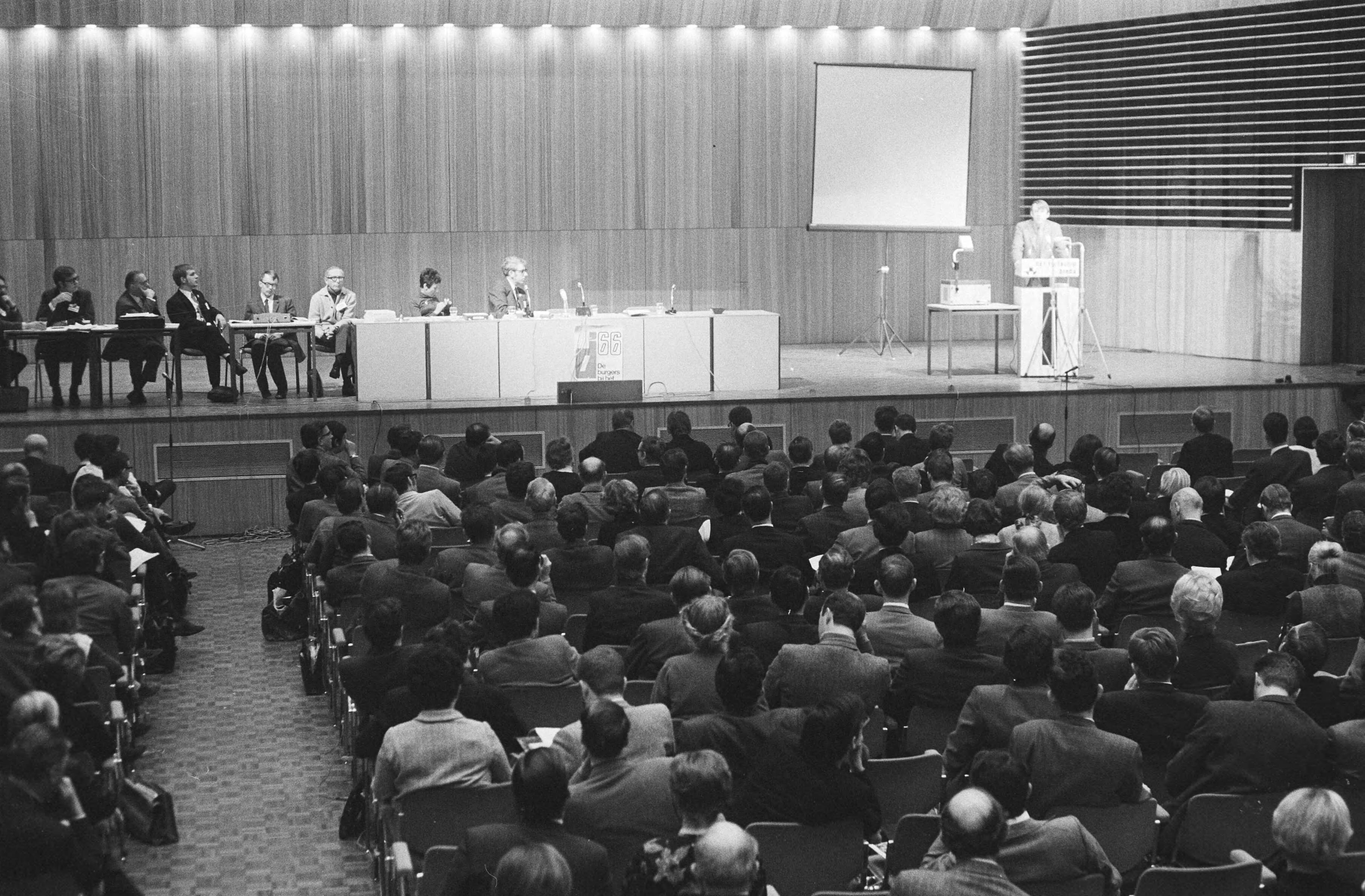 Fotocollectie Anefo — Congres D66 in Turfschip, Breda; nr. 36, 36a: overzicht — Foto: Mieremet, Rob / Anefo. Licentie: Set B: Rechtenvrij / Publiek Domein. Bron: Nationaal Archief. http://hdl.handle.net/10648/abadcc72-d0b4-102d-bcf8-003048976d84