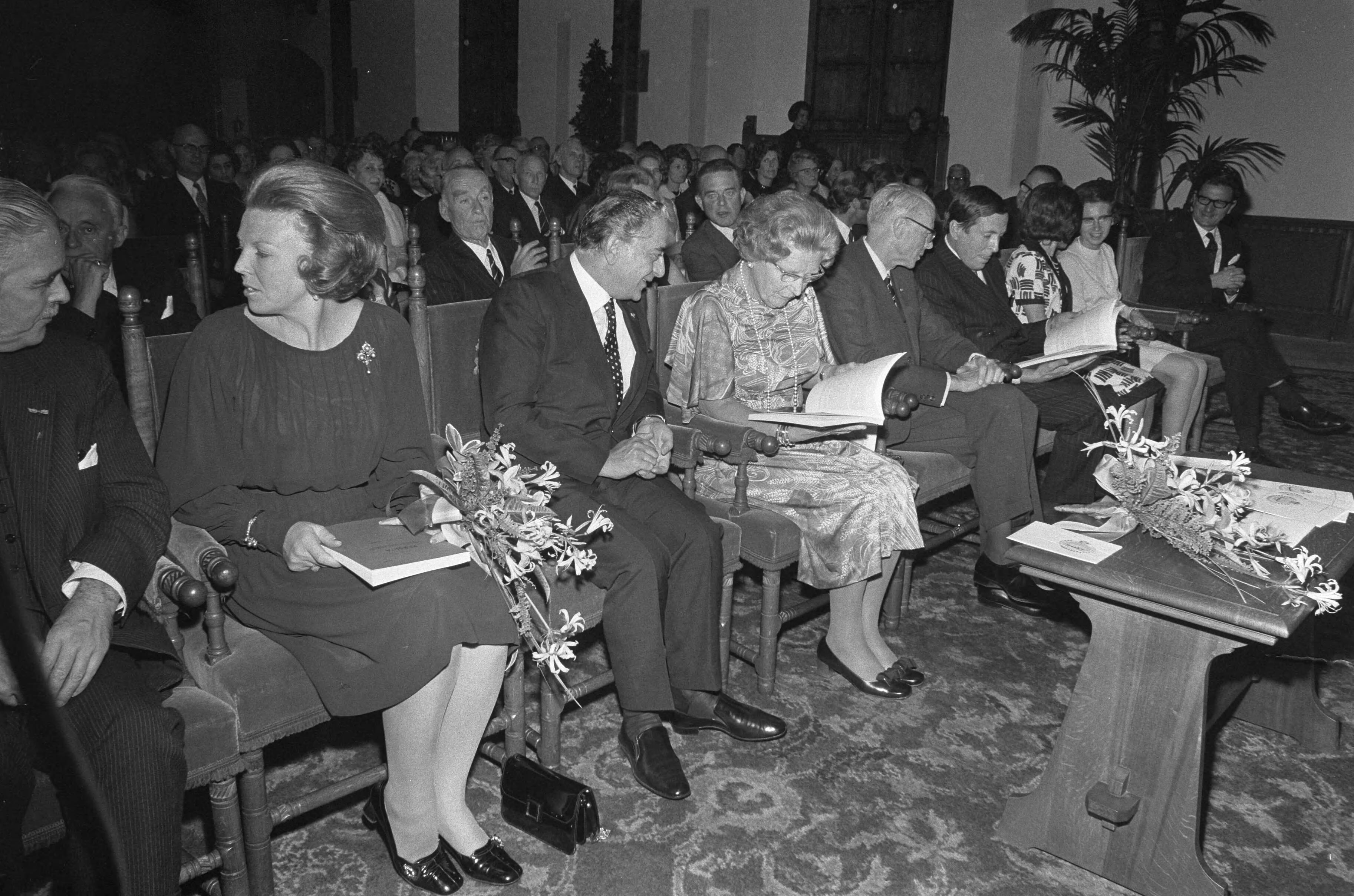 Fotocollectie Anefo — Herdenkingsbijeenkomst 2500 jaar Perzie in Ridderzaal, Den Haag — Foto: Verhoeff, Bert / Anefo. Licentie: Set B: Rechtenvrij / Publiek Domein. Bron: Nationaal Archief. http://hdl.handle.net/10648/abd34baa-d0b4-102d-bcf8-003048976d84