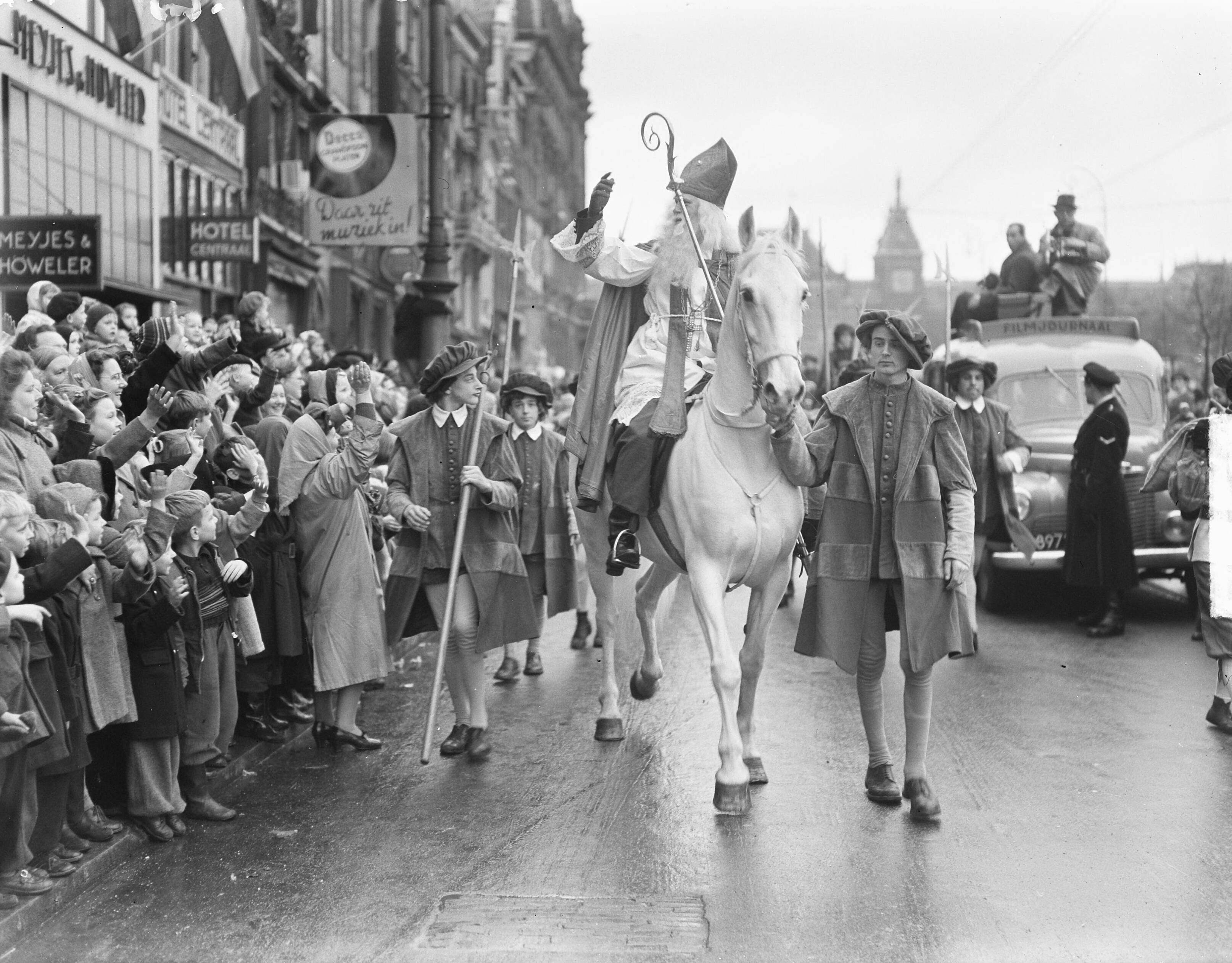 Intocht Sint Nicolaas in Amsterdam (1950) — Intocht Sint Nicolaas in Amsterdam — Foto: Bilsen, Joop van / Anefo. Licentie: Set B: Rechtenvrij / Publiek Domein. Bron: Nationaal Archief. http://hdl.handle.net/10648/a8e2c92a-d0b4-102d-bcf8-003048976d84