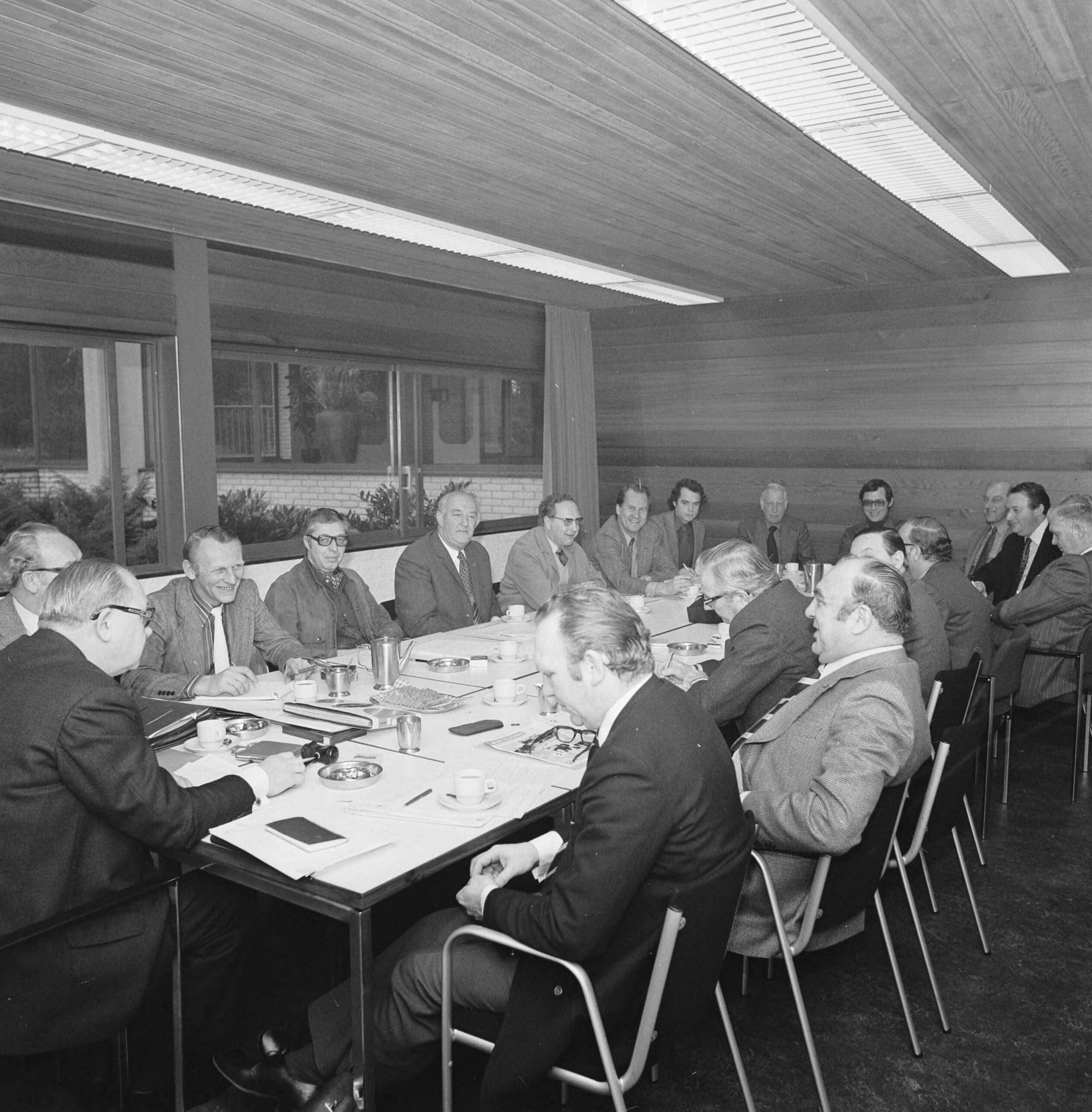 Fotocollectie Anefo — Vergadering van het bondsbestuur van de KNVB in Zeist — Foto: Mieremet, Rob / Anefo. Licentie: Set B: Rechtenvrij / Publiek Domein. Bron: Nationaal Archief. http://hdl.handle.net/10648/ac40ad8a-d0b4-102d-bcf8-003048976d84