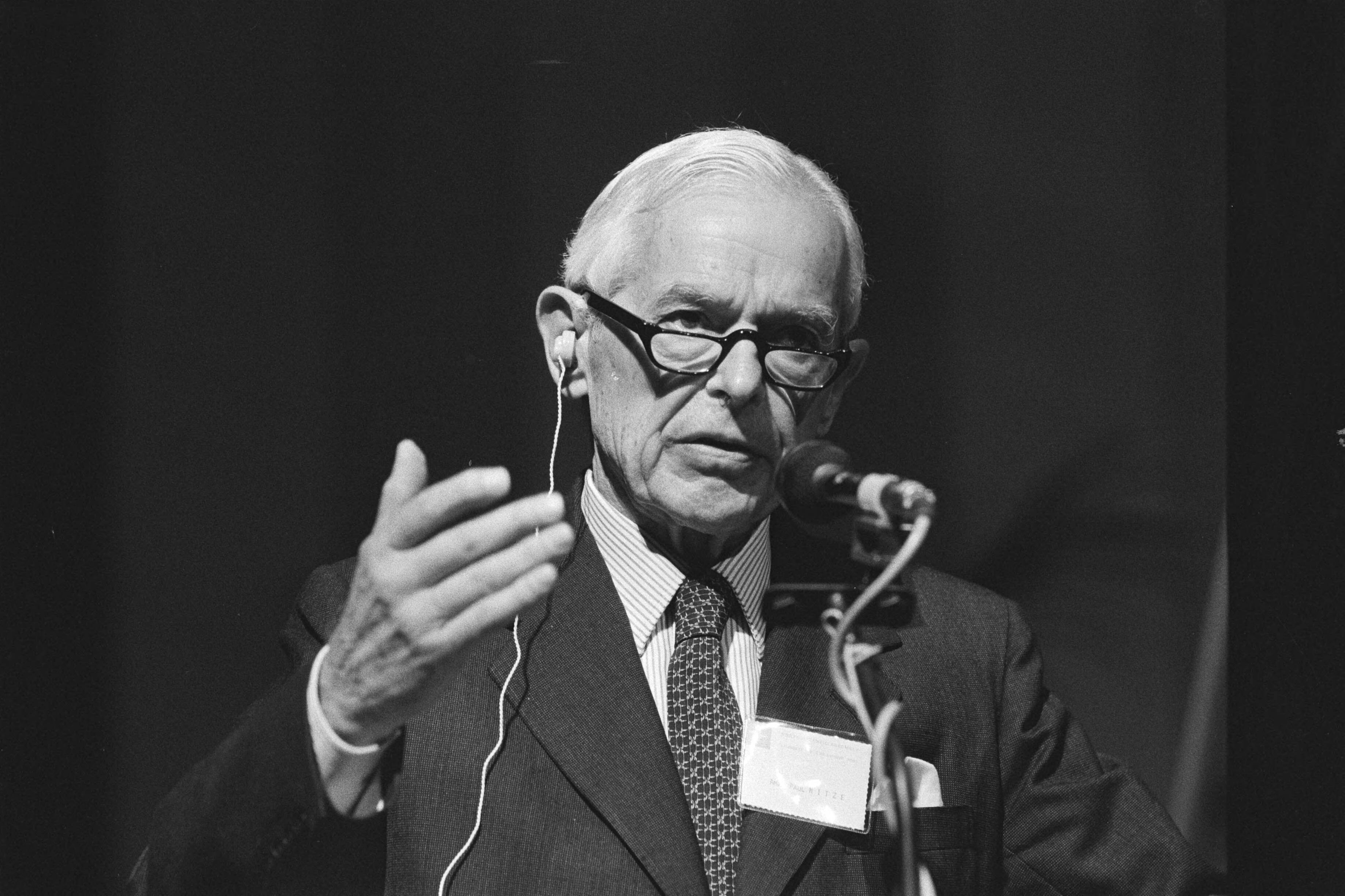 Paul Nitre (VS onderh. in Geneve) spreekt Noord Atlantische Assemblee toe in Congresgebouw Den Haag , koppen — internationale organisaties|toespraken|bijeenkomsten|NAVO|Nitze, Paul|Den Haag|Zuid-Holland|Congresgebouw — Foto: Bogaerts, Rob / Anefo. Licentie: Set B: Rechtenvrij / Publiek Domein. Bron: Nationaal Archief. http://hdl.handle.net/10648/ad2ed014-d0b4-102d-bcf8-003048976d84
