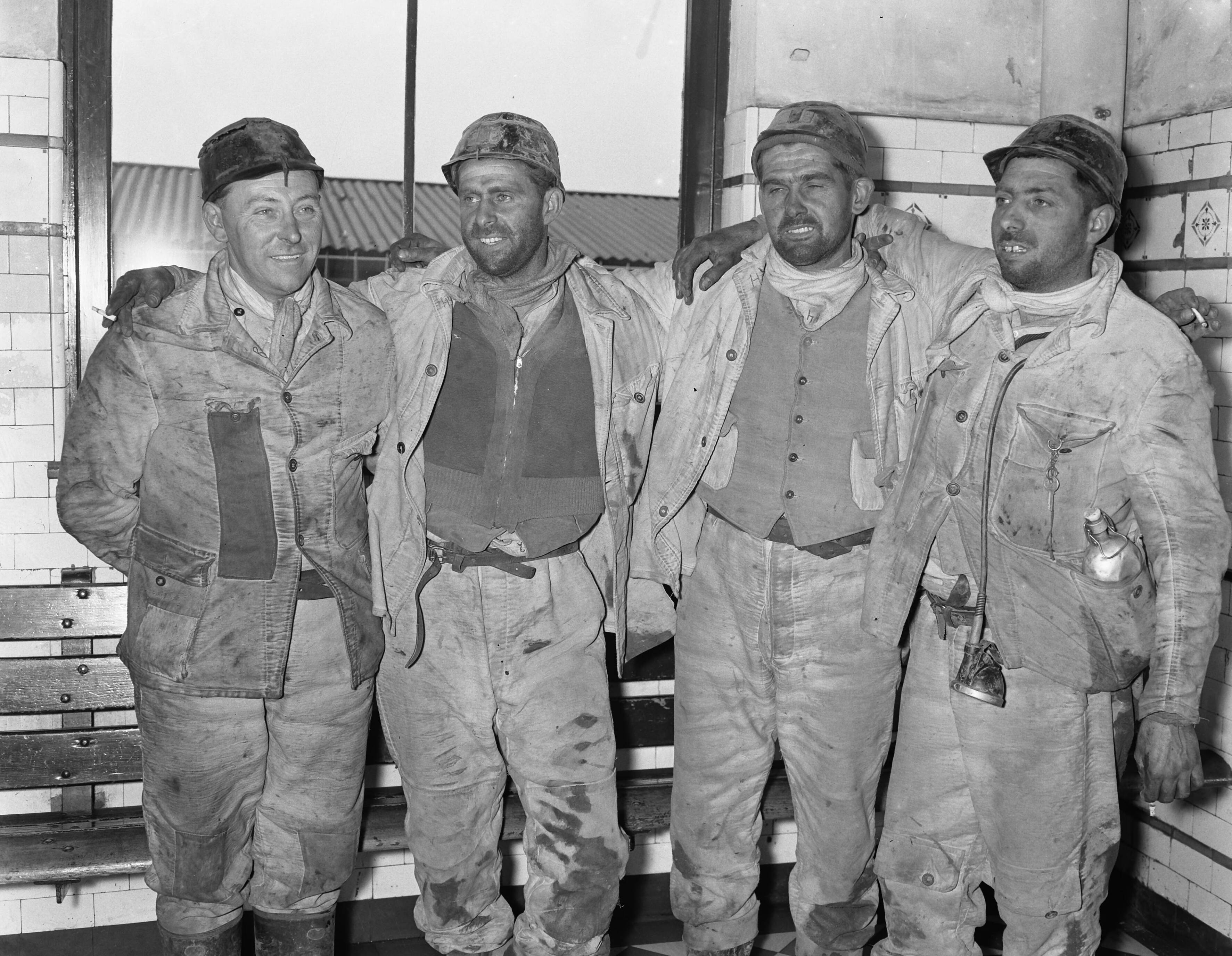 Fotocollectie Anefo — Redding van 3 mijnwerkers uit Willem-Sophiamijn [Vlnr. boormeester Frits Knippschild, Willem Hubert Bertram uit Spekholzerheide, Petrus Schoormans uit Bleijerheide en Hub Bertram uit Nyswiller] — Foto: Pot, Harry / Anefo. Licentie: Set B: Rechtenvrij / Publiek Domein. Bron: Nationaal Archief. http://hdl.handle.net/10648/a939e0de-d0b4-102d-bcf8-003048976d84