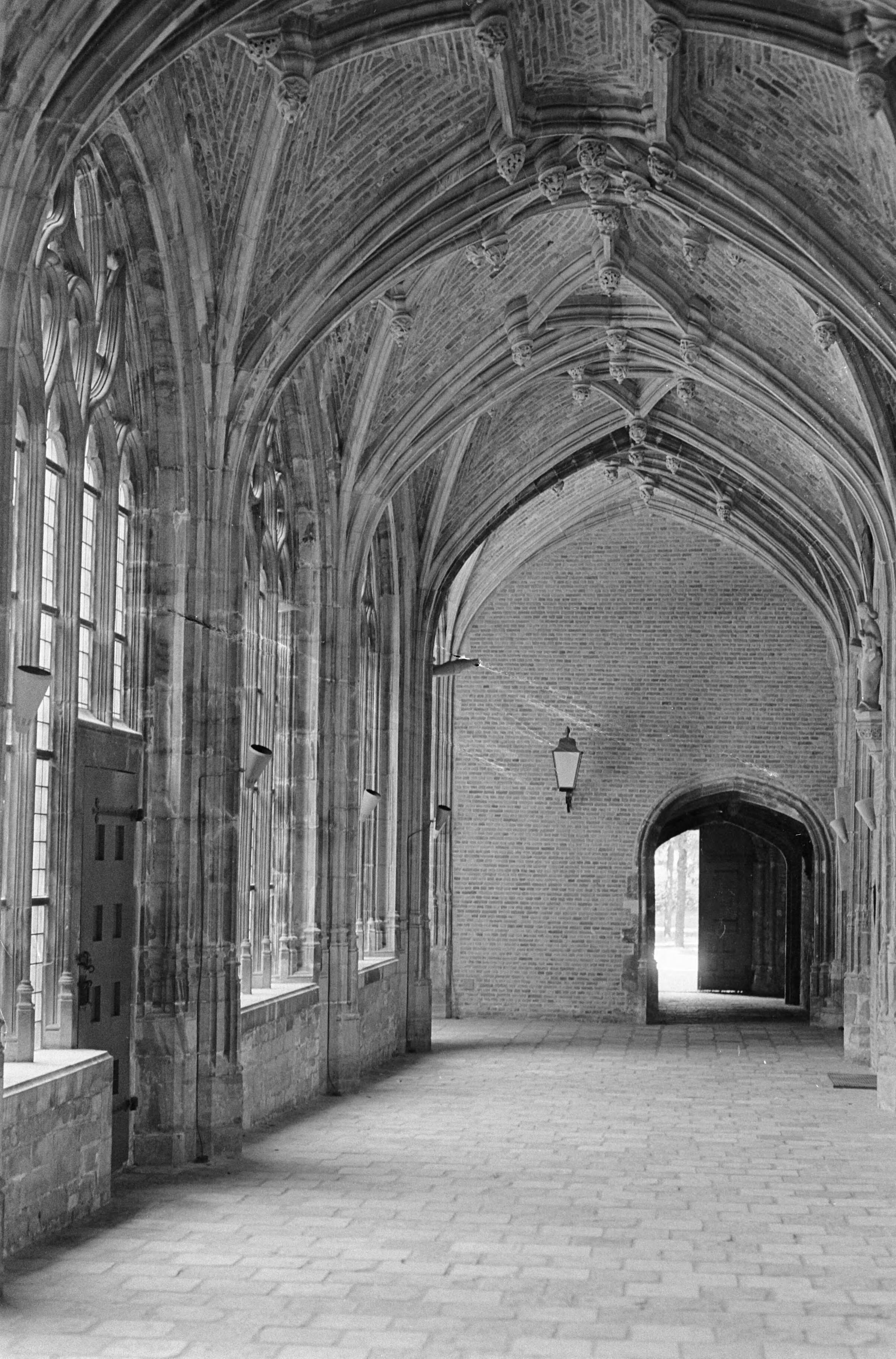 Viering van het 750-jarig bestaan van de stad Middelburg — Wandelgang in de Abdij van Middelburg — Foto: Fotograaf Onbekend / Anefo. Licentie: Set B: Rechtenvrij / Publiek Domein. Bron: Nationaal Archief. http://hdl.handle.net/10648/ab1b9d20-d0b4-102d-bcf8-003048976d84