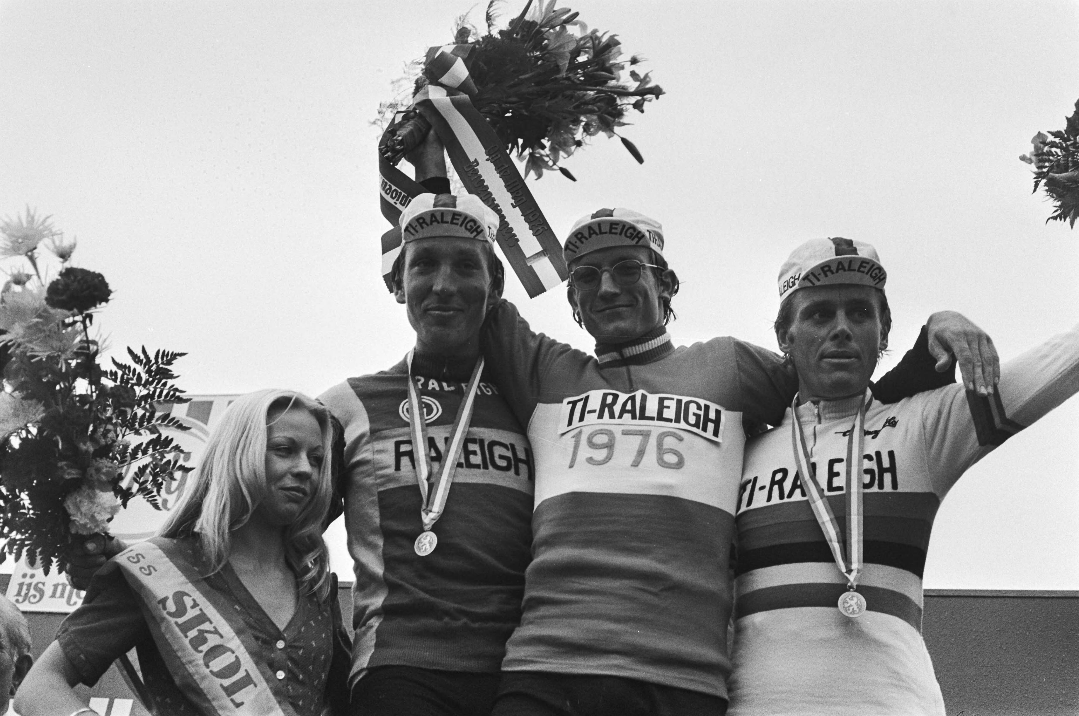Fotocollectie Anefo — Nederlands Kampioenschap wielrennen profs op Simpelveld, links naar rechts: Van de Hoek (tweede), Raas (eerste) Kuiper (derde) — Foto: Peters, Hans / Anefo. Licentie: Set B: Rechtenvrij / Publiek Domein. Bron: Nationaal Archief. http://hdl.handle.net/10648/ac86afba-d0b4-102d-bcf8-003048976d84