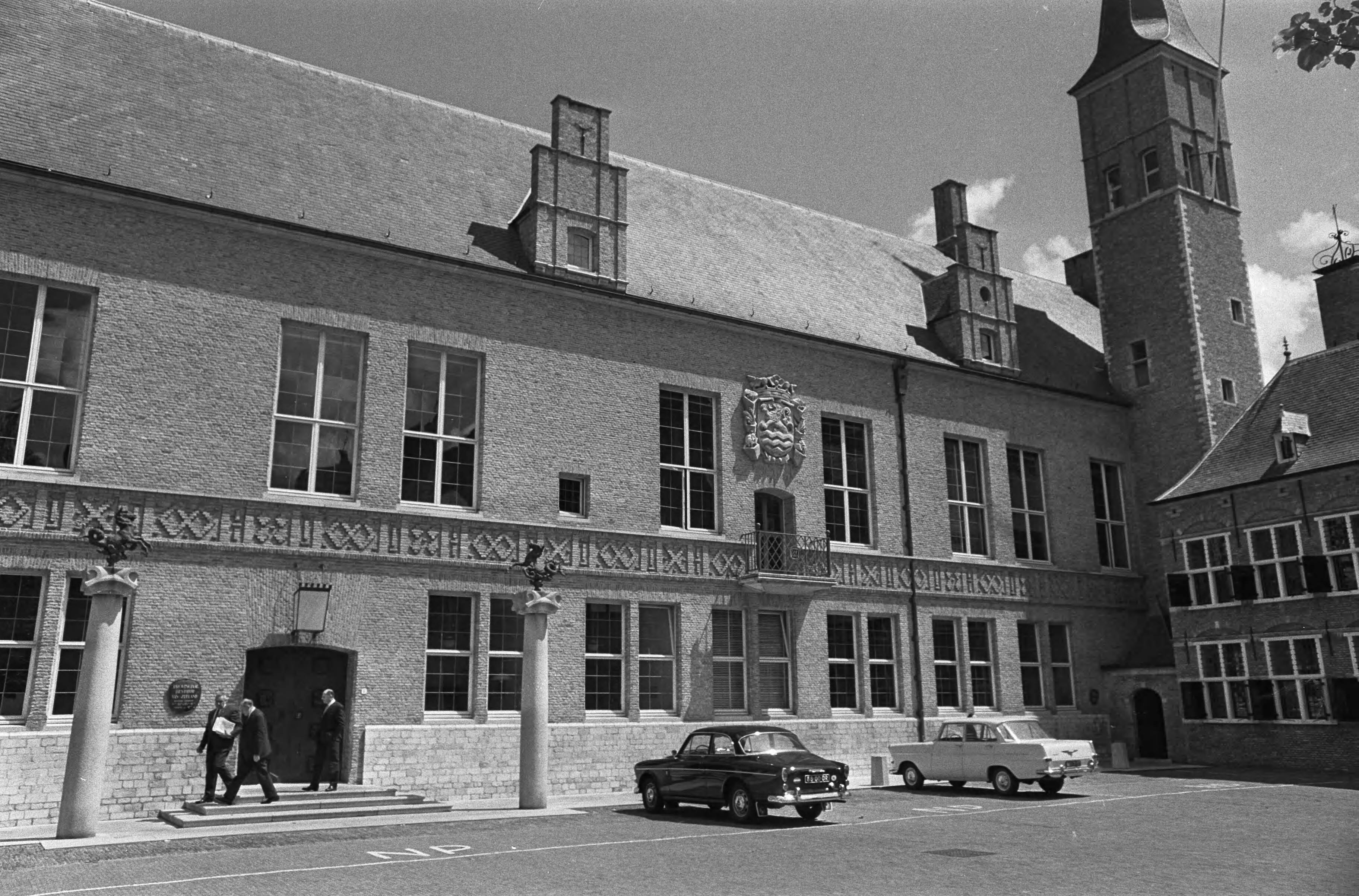 Viering van het 750-jarig bestaan van de stad Middelburg — Provinciehuis van Zeeland — Foto: Fotograaf Onbekend / Anefo. Licentie: Set B: Rechtenvrij / Publiek Domein. Bron: Nationaal Archief. http://hdl.handle.net/10648/ab1ba4a0-d0b4-102d-bcf8-003048976d84