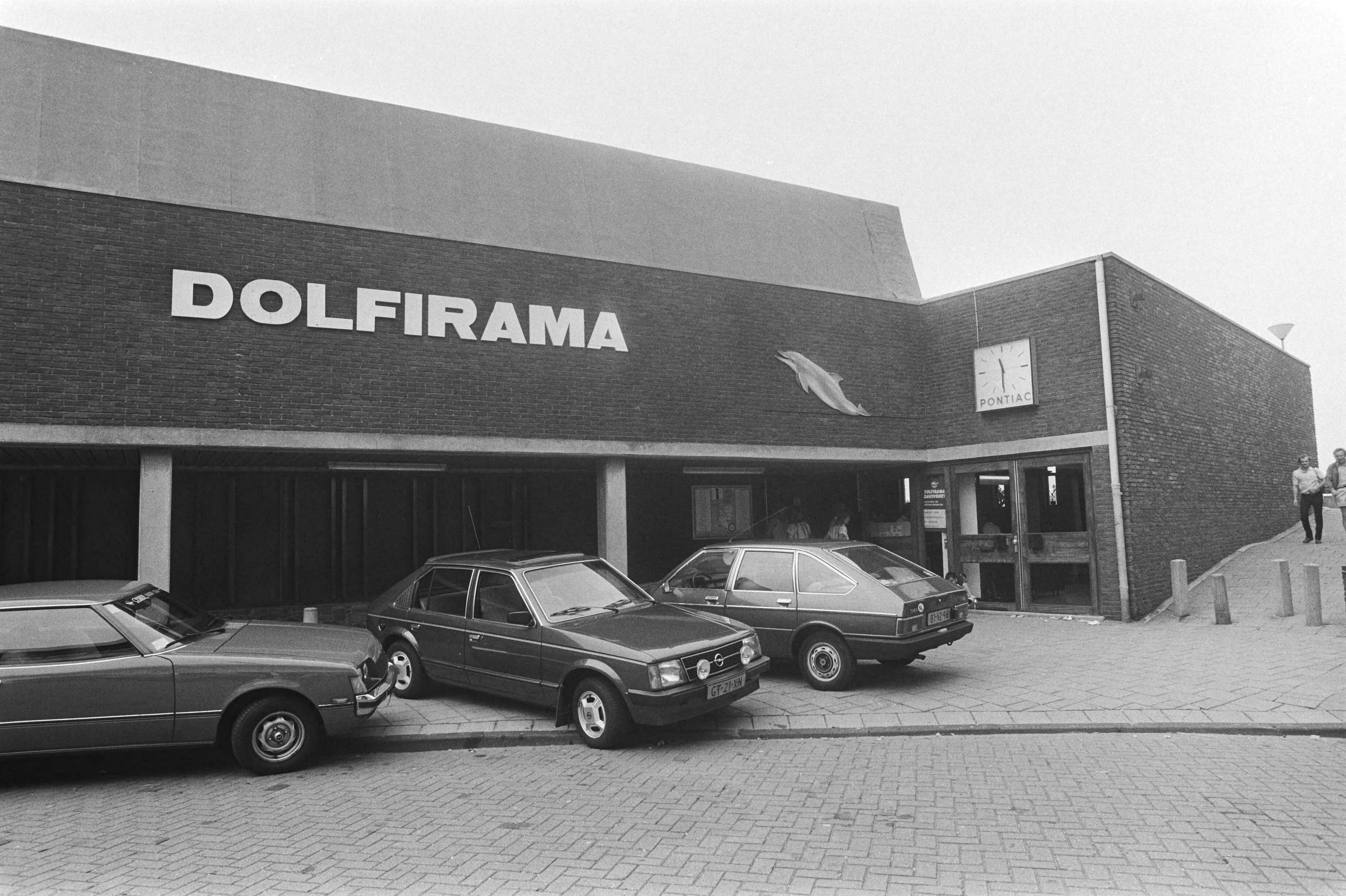 Fotocollectie Anefo — Bouwes-concern in Zandvoort; exterieur Dolfirama — Foto: Dijk, Hans van / Anefo. Licentie: Set B: Rechtenvrij / Publiek Domein. Bron: Nationaal Archief. http://hdl.handle.net/10648/ad1b6a24-d0b4-102d-bcf8-003048976d84