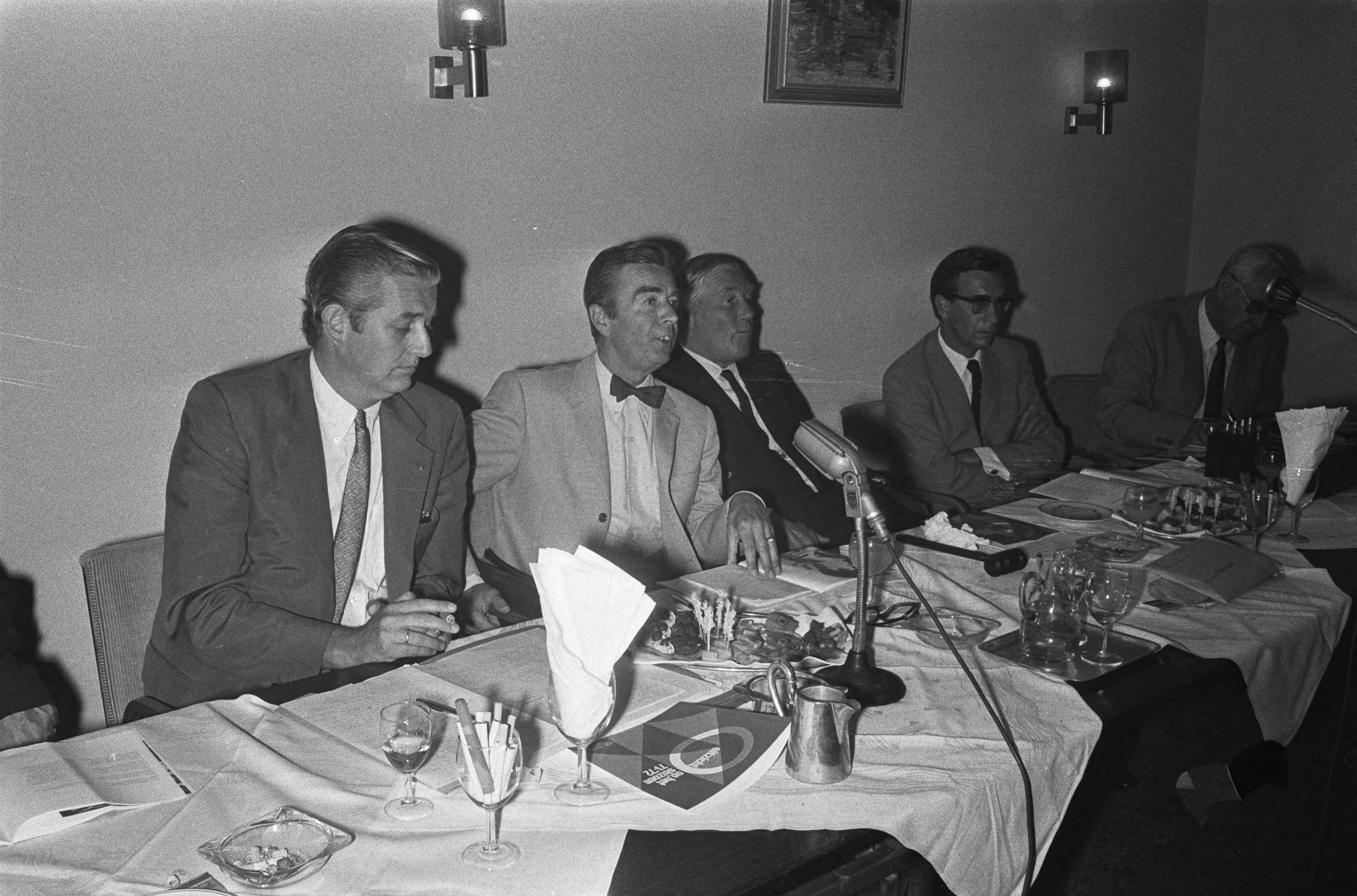 Fotocollectie Anefo — Persconferentie AVRO, Hilversum — Foto: Peters, Hans / Anefo. Licentie: Set B: Rechtenvrij / Publiek Domein. Bron: Nationaal Archief. http://hdl.handle.net/10648/abcdaed4-d0b4-102d-bcf8-003048976d84