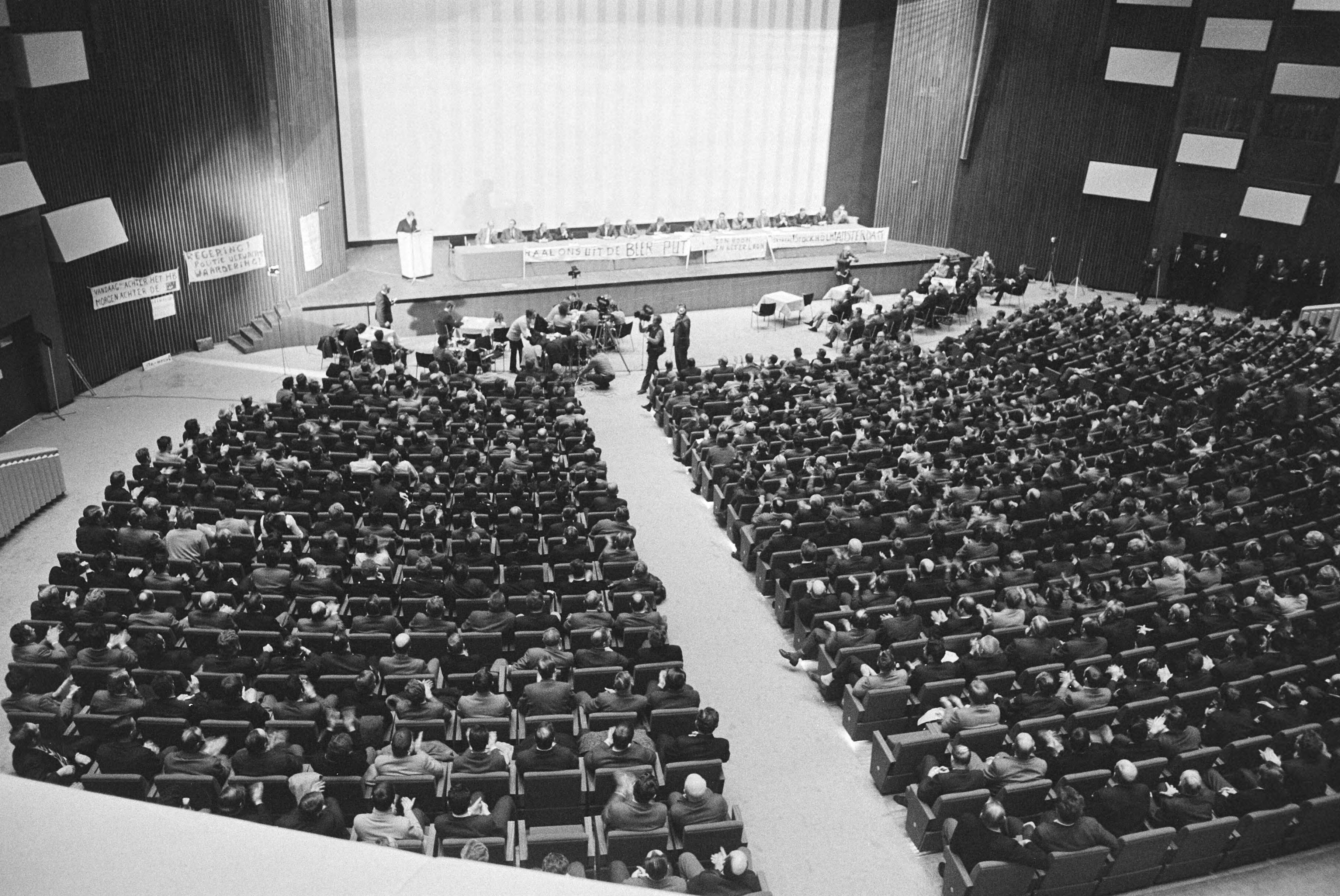 Fotocollectie Anefo — Protestvergadering van ongeveer tweeduizend politiemannen in Congresgebouw Den Haag ; overzicht — Foto: Verhoeff, Bert / Anefo. Licentie: Set B: Rechtenvrij / Publiek Domein. Bron: Nationaal Archief. http://hdl.handle.net/10648/abac5c70-d0b4-102d-bcf8-003048976d84