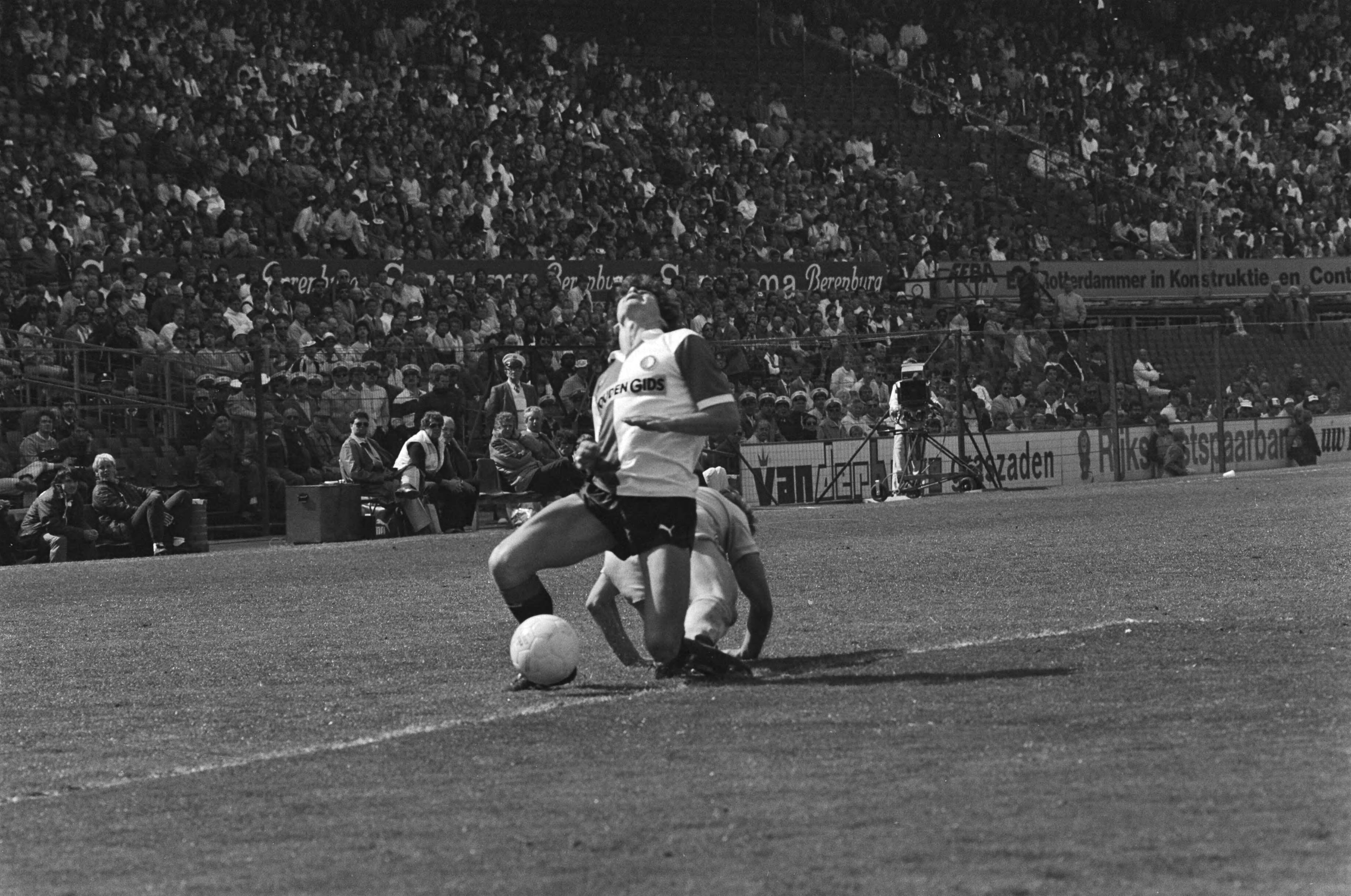 Fotocollectie Anefo — Feyenoord tegen Utrecht 3-0; Feyenoord officieus kampioen Sjaak Troost wordt ten val gebracht door Ben Rietveld (r) en raakt geblesseerd — Foto: Antonisse, Marcel / Anefo. Licentie: Set B: Rechtenvrij / Publiek Domein. Bron: Nationaal Archief. http://hdl.handle.net/10648/ad37f5f4-d0b4-102d-bcf8-003048976d84