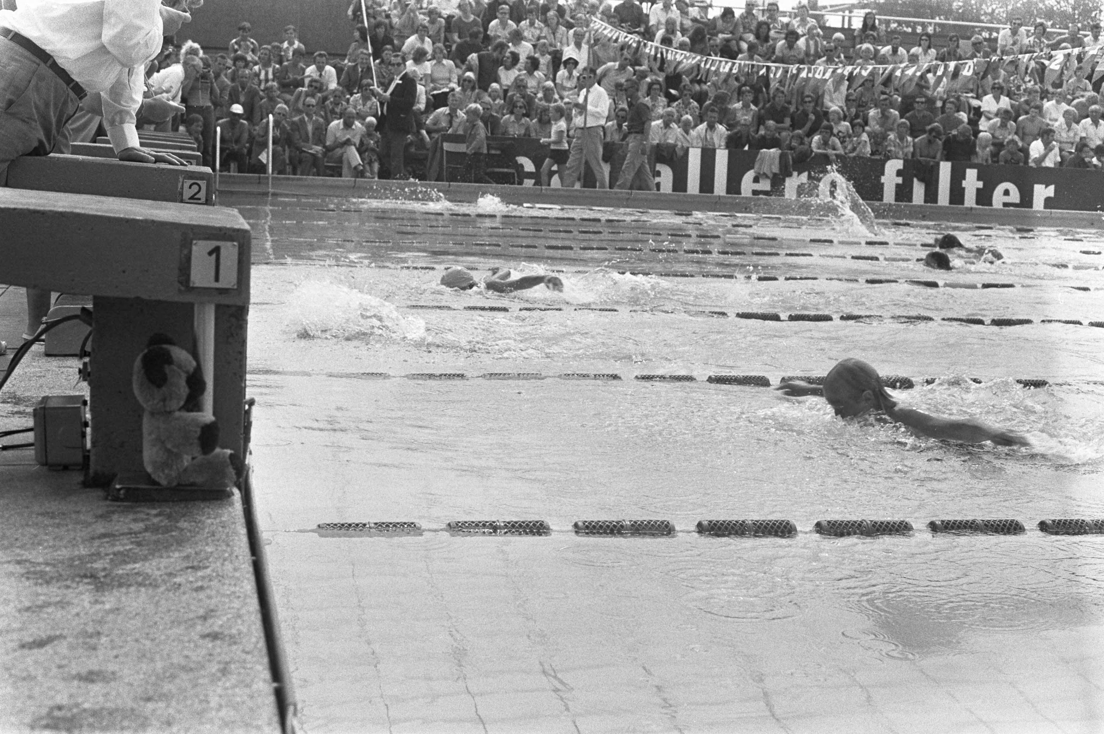 Fotocollectie Anefo — Eerste dag Nationale Zwemkampioenschappen in zwembad Den Hommel te Utrecht — Foto: Verhoeff, Bert / Anefo. Licentie: Set B: Rechtenvrij / Publiek Domein. Bron: Nationaal Archief. http://hdl.handle.net/10648/abf0810c-d0b4-102d-bcf8-003048976d84