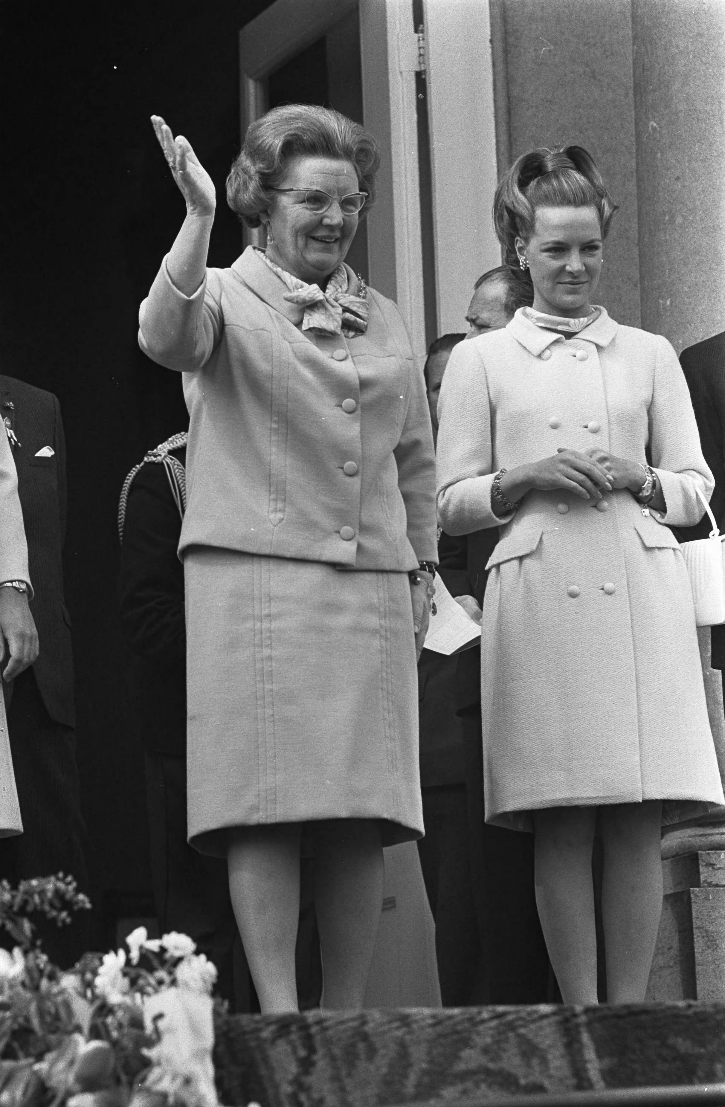 Fotocollectie Anefo — Koningin Juliana 58 jaar, defile op Paleis Soestdijk , Hare Majesteit en prinses Irene op bordes — Foto: Nijs, Jac. de / Anefo. Licentie: Set B: Rechtenvrij / Publiek Domein. Bron: Nationaal Archief. http://hdl.handle.net/10648/ab1787d0-d0b4-102d-bcf8-003048976d84