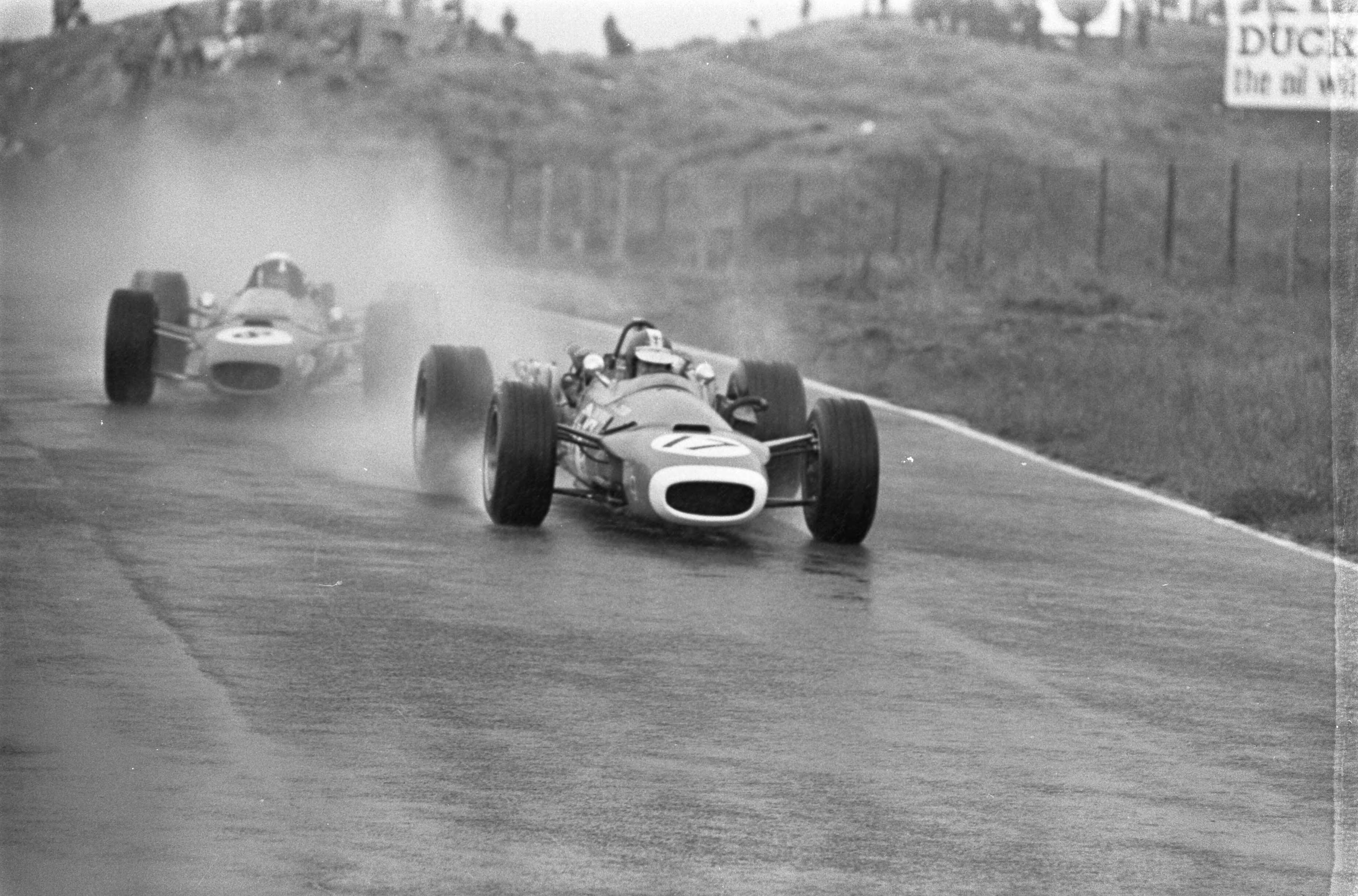 Fotocollectie Anefo — Grand Prix 68 Zandvoort . In de regen passeert Jackie Stewart (links nummer 8) Beltoise (nummer 17) — Foto: Evers, Joost / Anefo. Licentie: Set B: Rechtenvrij / Publiek Domein. Bron: Nationaal Archief. http://hdl.handle.net/10648/ab44f35a-d0b4-102d-bcf8-003048976d84