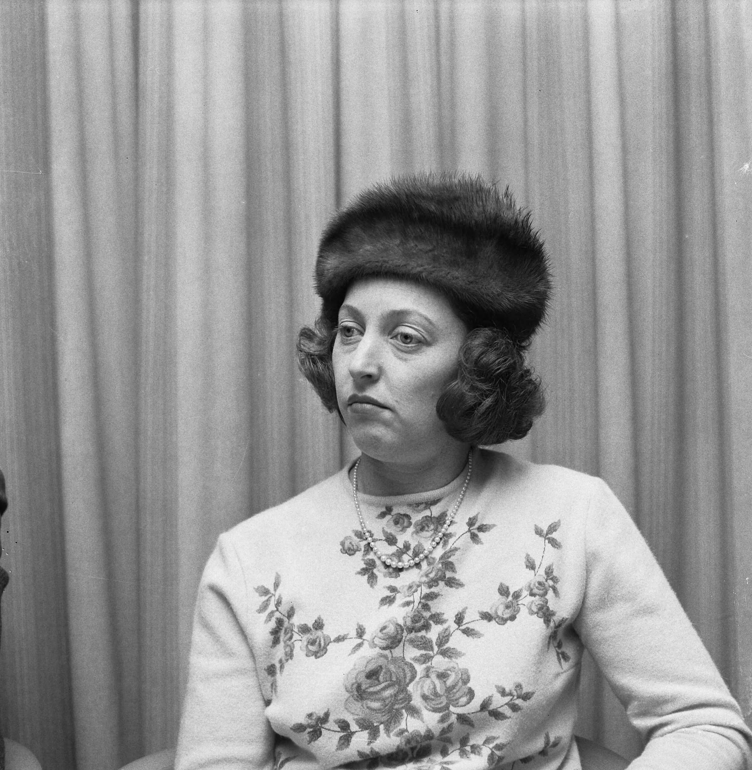 Fotocollectie Anefo — Persconferentie van de TROS (Televisie & Radio Omroep Stichting) in Nieuwspoort te Den Haag; vrouw met een bontmuts — Foto: Kroon, Ron / Anefo. Licentie: Set B: Rechtenvrij / Publiek Domein. Bron: Nationaal Archief. http://hdl.handle.net/10648/aad2b060-d0b4-102d-bcf8-003048976d84