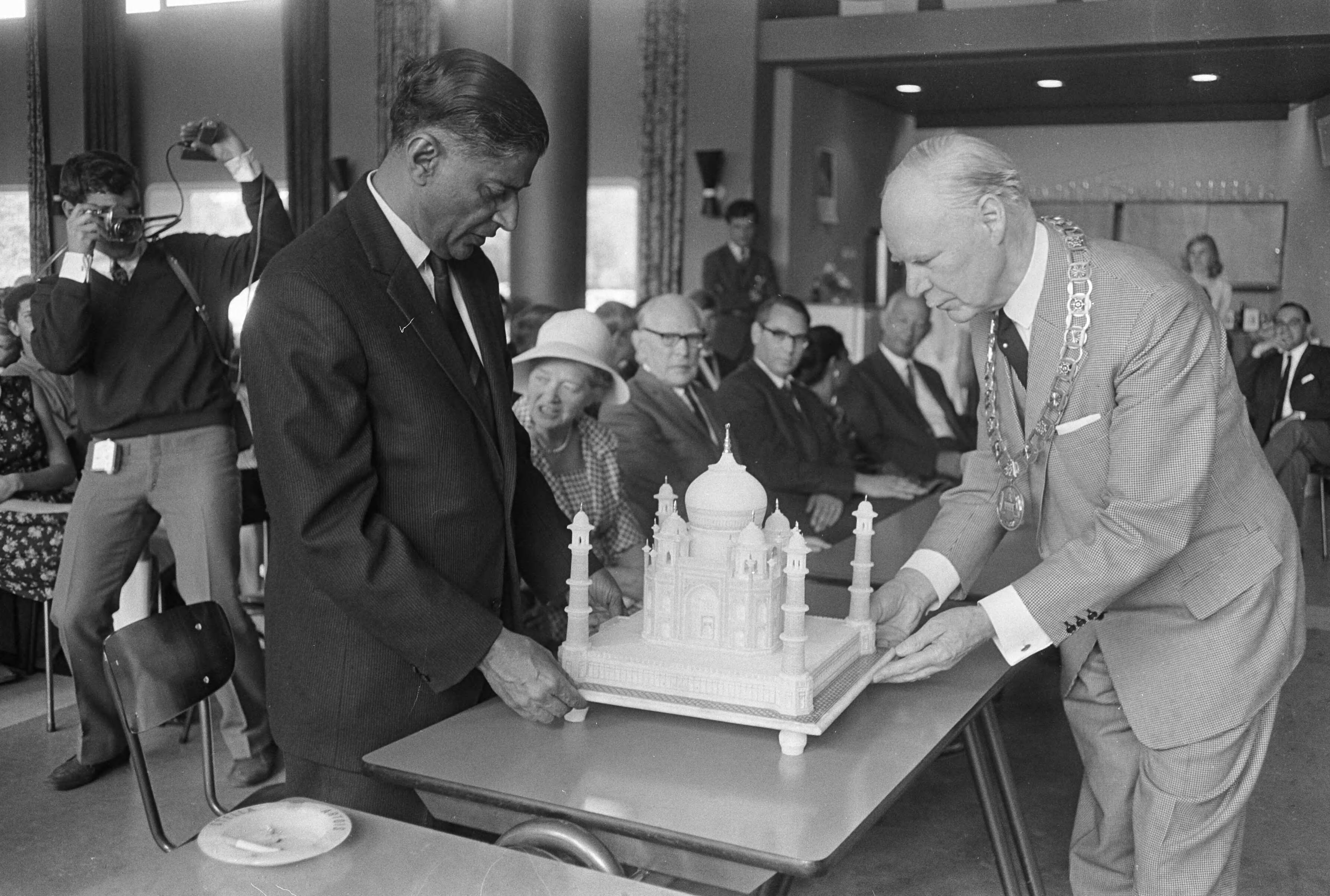 Fotocollectie Anefo — India bedankt Zeist, Indiase ambassadeur Zijne Excellentie Rajkumar Raghunath Sinha overhandigde mr. A.P. Korthals (links) maquette van Taj. Mahal / — Foto: Koch, Eric / Anefo. Licentie: Set B: Rechtenvrij / Publiek Domein. Bron: Nationaal Archief. http://hdl.handle.net/10648/aaedb518-d0b4-102d-bcf8-003048976d84