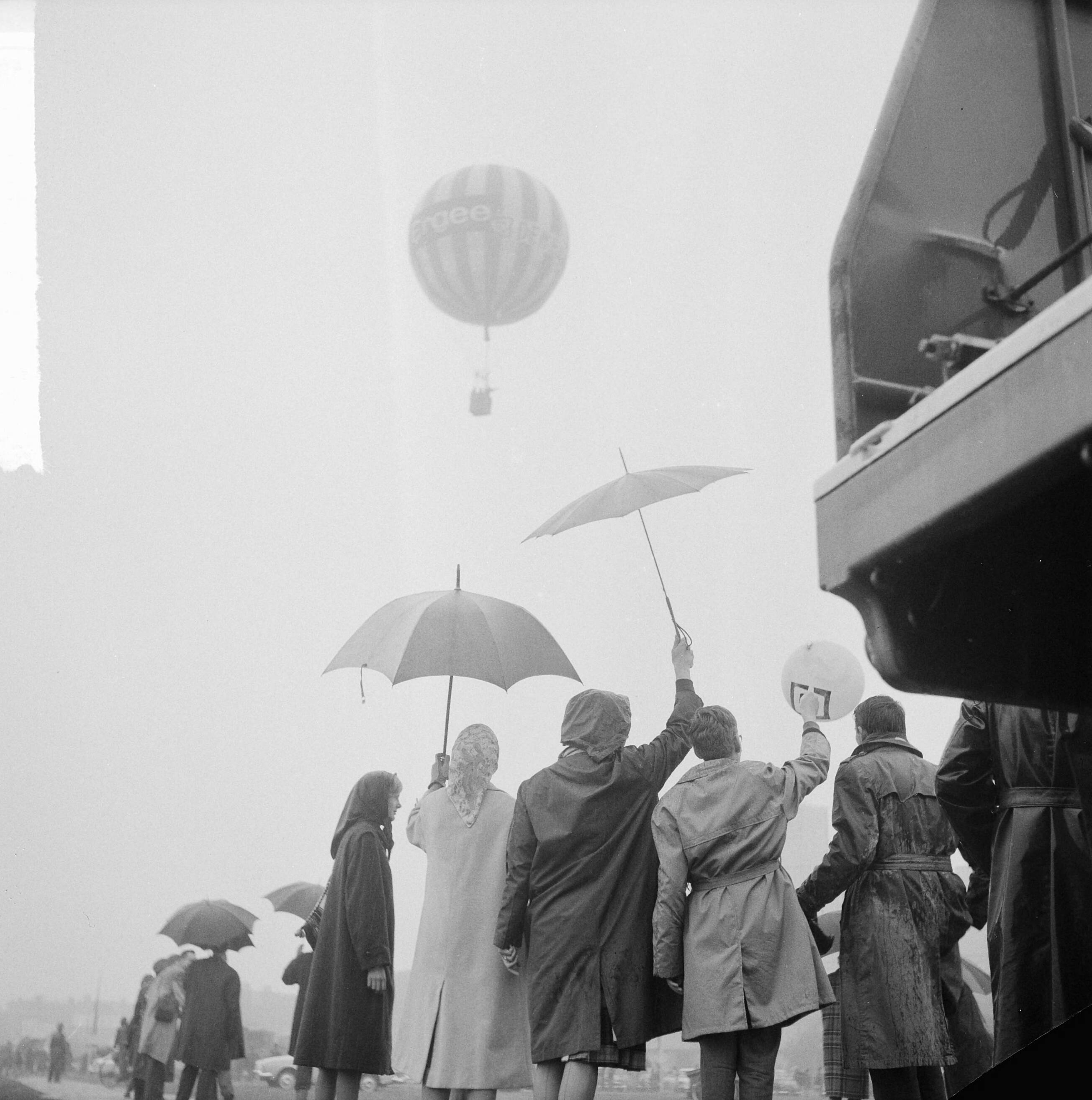 Fotocollectie Anefo — Ballonvaart demonstratie in Den Haag , Alfred Schults demonstreerde een ballon gemaakt van kunstrubber Hyoalon — Foto: Gelderen, Hugo van / Anefo. Licentie: Set B: Rechtenvrij / Publiek Domein. Bron: Nationaal Archief. http://hdl.handle.net/10648/aa7b0ab8-d0b4-102d-bcf8-003048976d84
