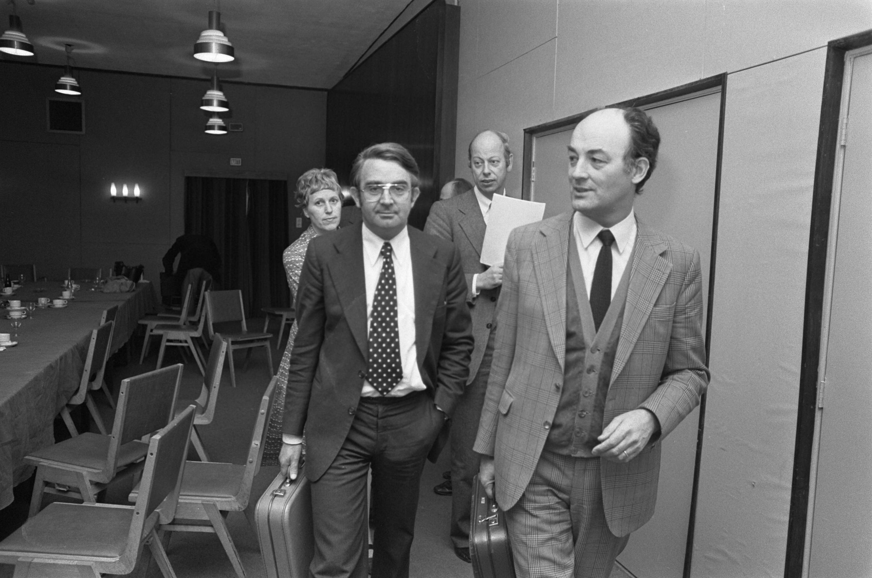 Fotocollectie Anefo — Vergadering ARP-top in Scheveningen in verband met kabinetsformatie; Vooraan: Jan Nico Scholten en Willem Aantjes; op de achtergrond: Jeltien Kraaijeveld-Wouters en Peter Kooijmans. — Foto: Peters, Hans / Anefo. Licentie: Set B: Rechtenvrij / Publiek Domein. Bron: Nationaal Archief. http://hdl.handle.net/10648/aca6edfc-d0b4-102d-bcf8-003048976d84