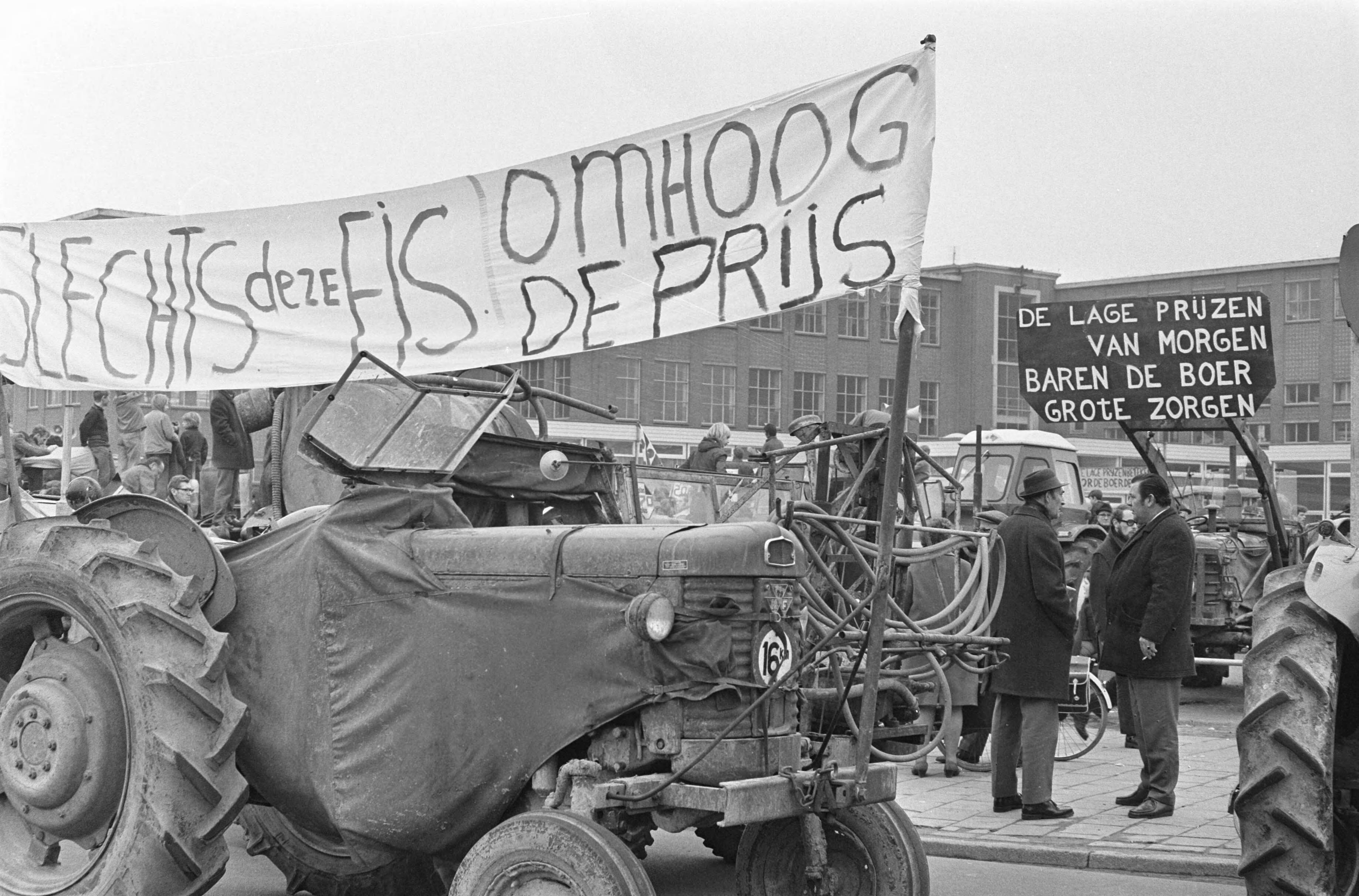 Fotocollectie Anefo — Boeren demonstreren tegen landbouwprijzen EEG in Winschoten trekkers met borden — Foto: Croes, Rob C. / Anefo. Licentie: Set B: Rechtenvrij / Publiek Domein. Bron: Nationaal Archief. http://hdl.handle.net/10648/abe23318-d0b4-102d-bcf8-003048976d84