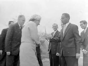 Fotocollectie Anefo — Koningin Juliana bezoekt Deventer en Vriezenveen. Bezoek aan Rijkshogeschool voor Tropische Landbouw te Deventer, links dr.Ir. H. M. van Harpen — Foto: Pot, Harry / Anefo. Licentie: Set B: Rechtenvrij / Publiek Domein. Bron: Nationaal Archief. http://hdl.handle.net/10648/a97b8714-d0b4-102d-bcf8-003048976d84