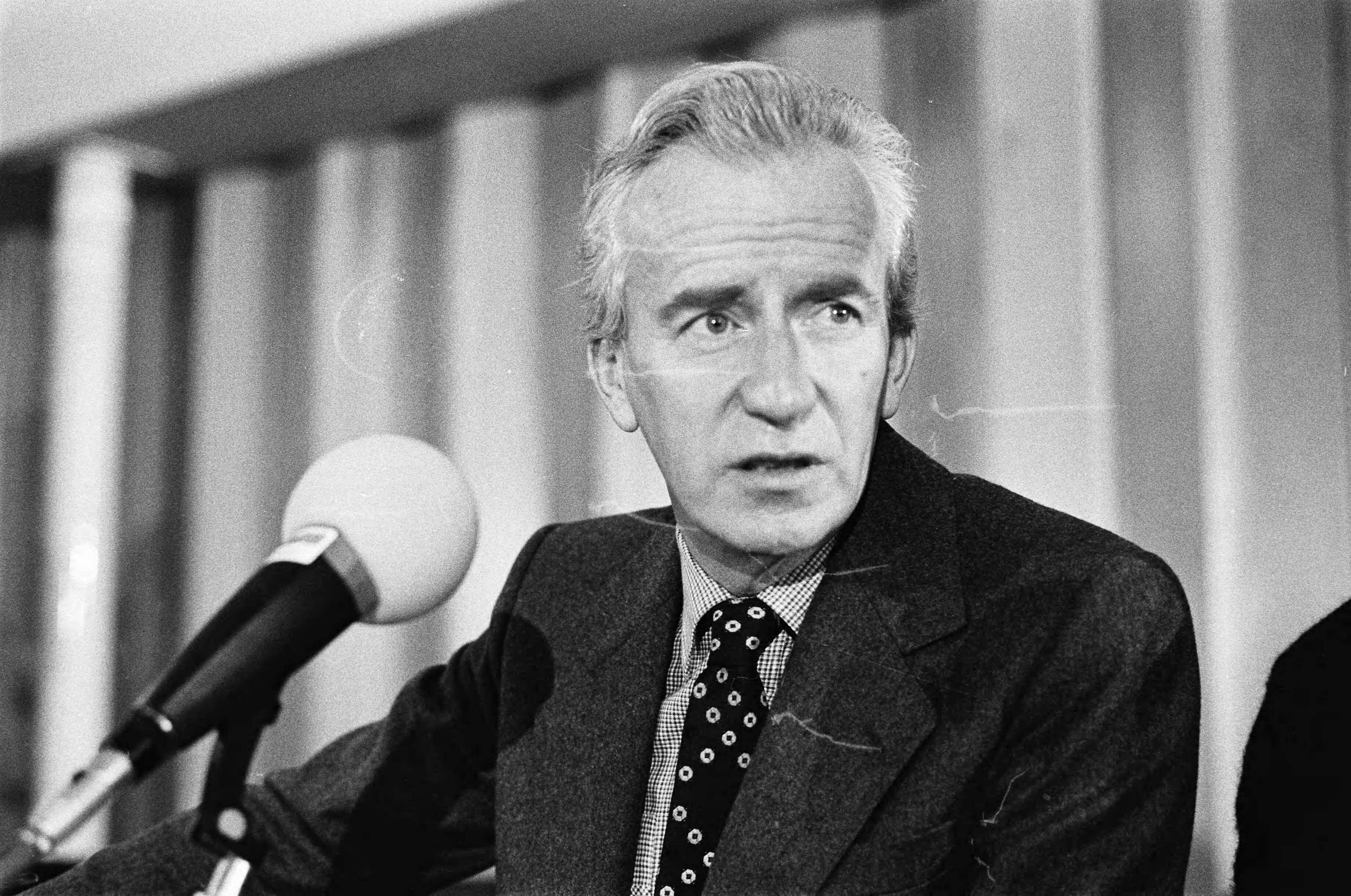 Andre Kloos stapt op als VARA voorzitter — André Kloos tijdens toespraak — Foto: Bogaerts, Rob / Anefo. Licentie: Set B: Rechtenvrij / Publiek Domein. Bron: Nationaal Archief. http://hdl.handle.net/10648/acd5a048-d0b4-102d-bcf8-003048976d84