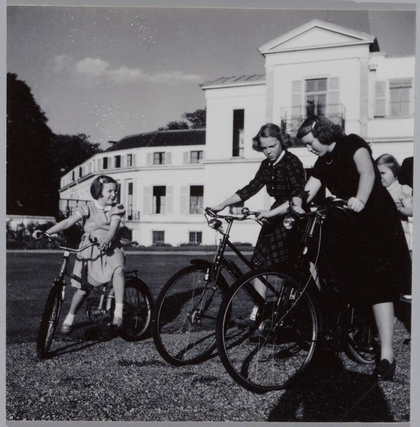 Fotocollectie RVD / Koninklijk Huis — De prinsessen Beatrix, Irene, Margriet en Marijke op de fiets bij Paleis Soestdijk — Foto: Onbekend / RVD. Licentie: Set B: Rechtenvrij / Publiek Domein. Bron: Nationaal Archief. http://hdl.handle.net/10648/afb056d2-d0b4-102d-bcf8-003048976d84
