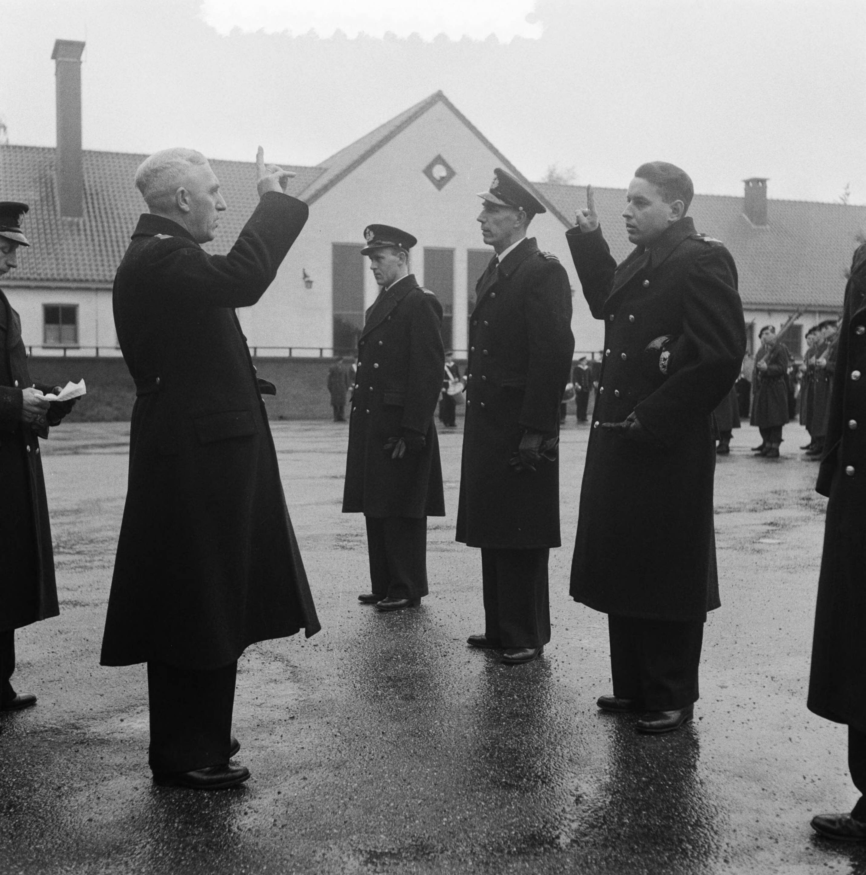Beëdiging van marineofficieren op het MOC te Hilversum — Foto: Pot, Harry / Anefo. — Licentie: Set B: Rechtenvrij / Publiek Domein. Bron: Nationaal Archief. http://hdl.handle.net/10648/a90115ce-d0b4-102d-bcf8-003048976d84