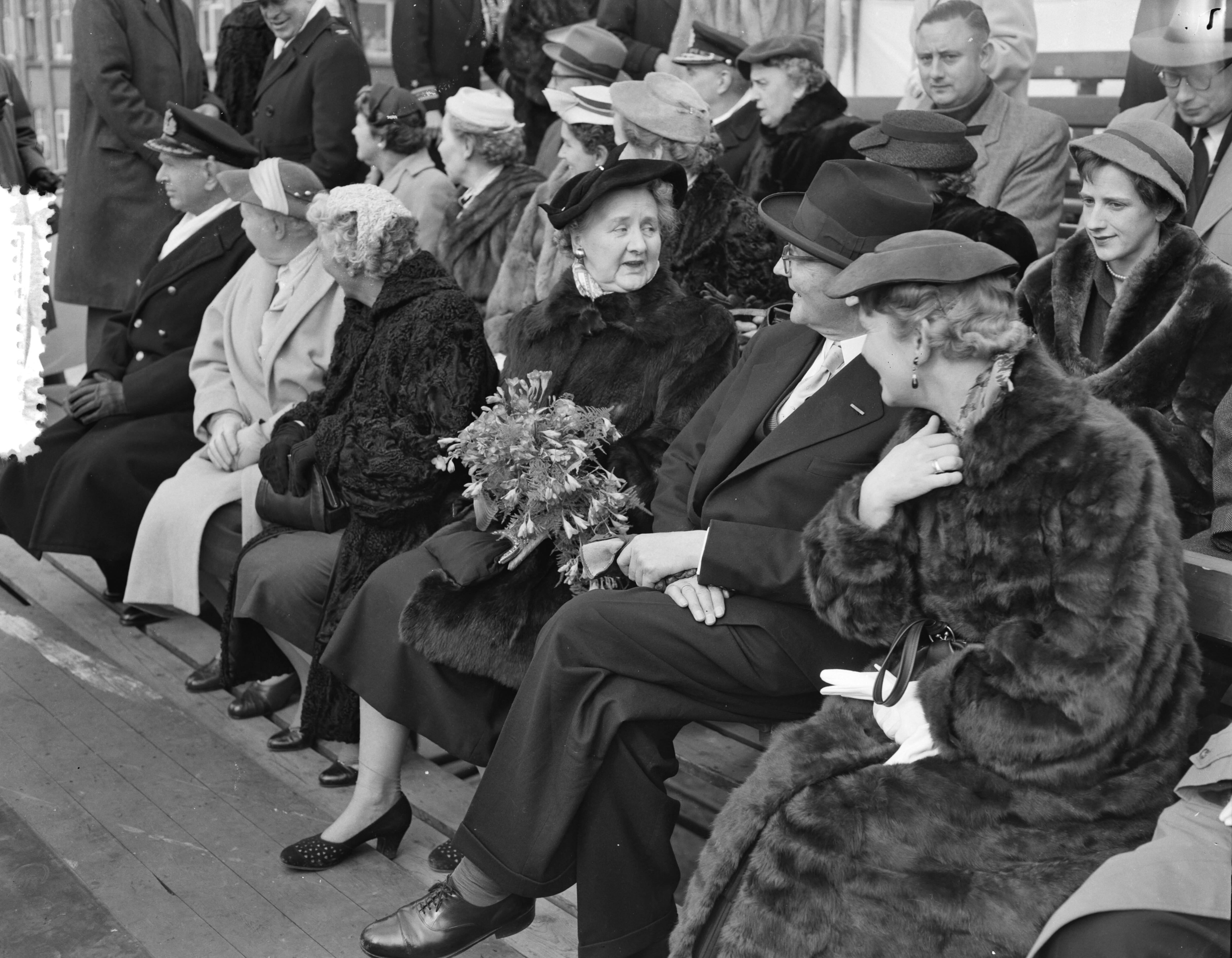 Fotocollectie Anefo — Poging tot tewaterlating van de kustmijnenveger Hr. Ms. "Steenwijk" bij de N.V. Haarlemse Scheepsbouw Maatschappij te Haarlem. De doopplechtigheid werd verricht door mevr. Voetelink-Riemersma, echtgenote van de burgemeester van Steenwijk — Foto: Rossem, Wim van / Anefo. Licentie: Set B: Rechtenvrij / Publiek Domein. Bron: Nationaal Archief. http://hdl.handle.net/10648/a9466b6a-d0b4-102d-bcf8-003048976d84