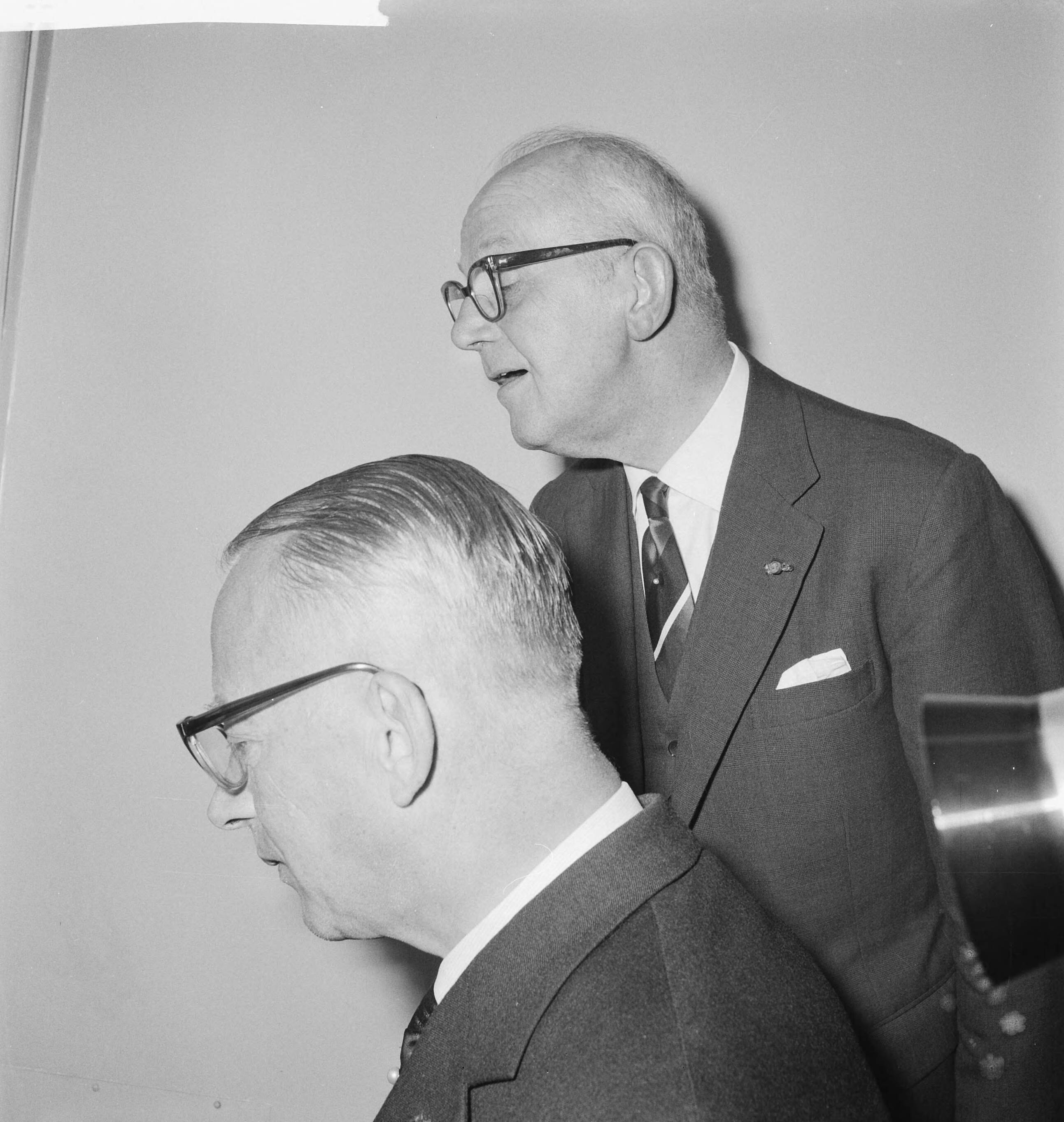 Fotocollectie Anefo — Opening nieuwe hoofdkantoor van de Nillmij aan het Stadhouderplantsoen in Den Haag. Burgemeester De Ranitz van Utrecht (voorgrond) bespeelt het carillon. Burgemeester Kolfschoten van Den Haag kijkt toe — Foto: Koch, Eric / Anefo. Licentie: Set B: Rechtenvrij / Publiek Domein. Bron: Nationaal Archief. http://hdl.handle.net/10648/a9e1abde-d0b4-102d-bcf8-003048976d84