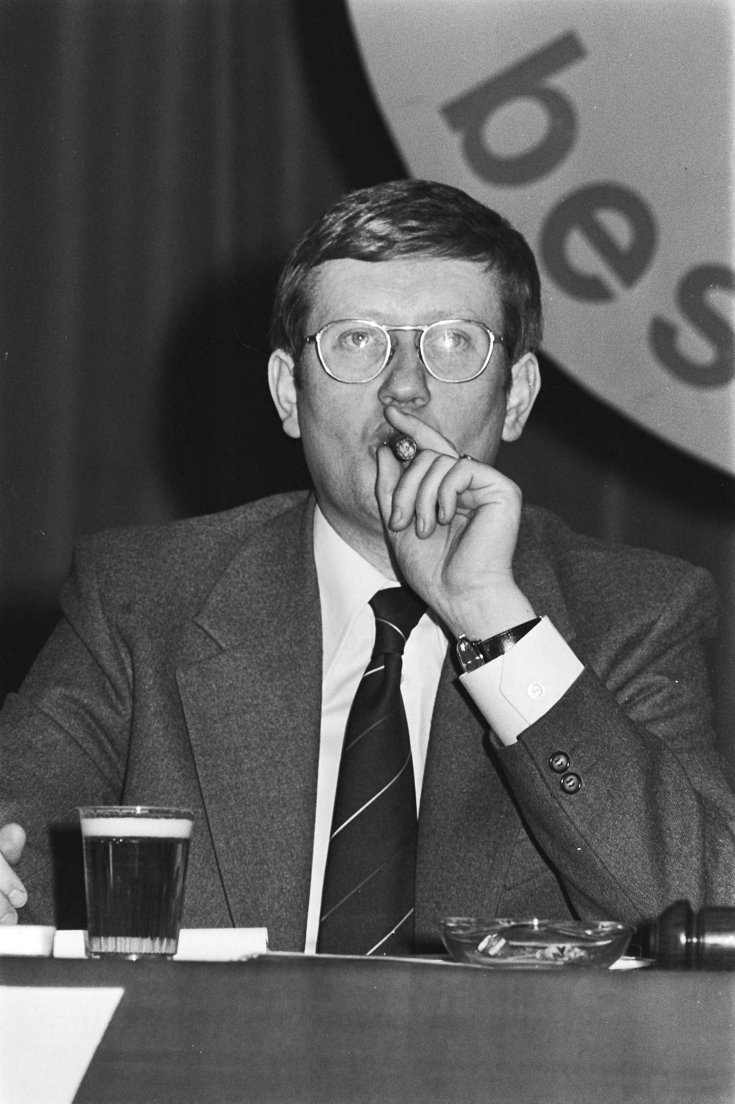 Fotocollectie Anefo — Partijraad VVD in congrescentrum Den Haag ; Wiegel (koppen) en overzicht partijraad — Foto: Peters, Hans / Anefo. Licentie: Set B: Rechtenvrij / Publiek Domein. Bron: Nationaal Archief. http://hdl.handle.net/10648/ac943518-d0b4-102d-bcf8-003048976d84
