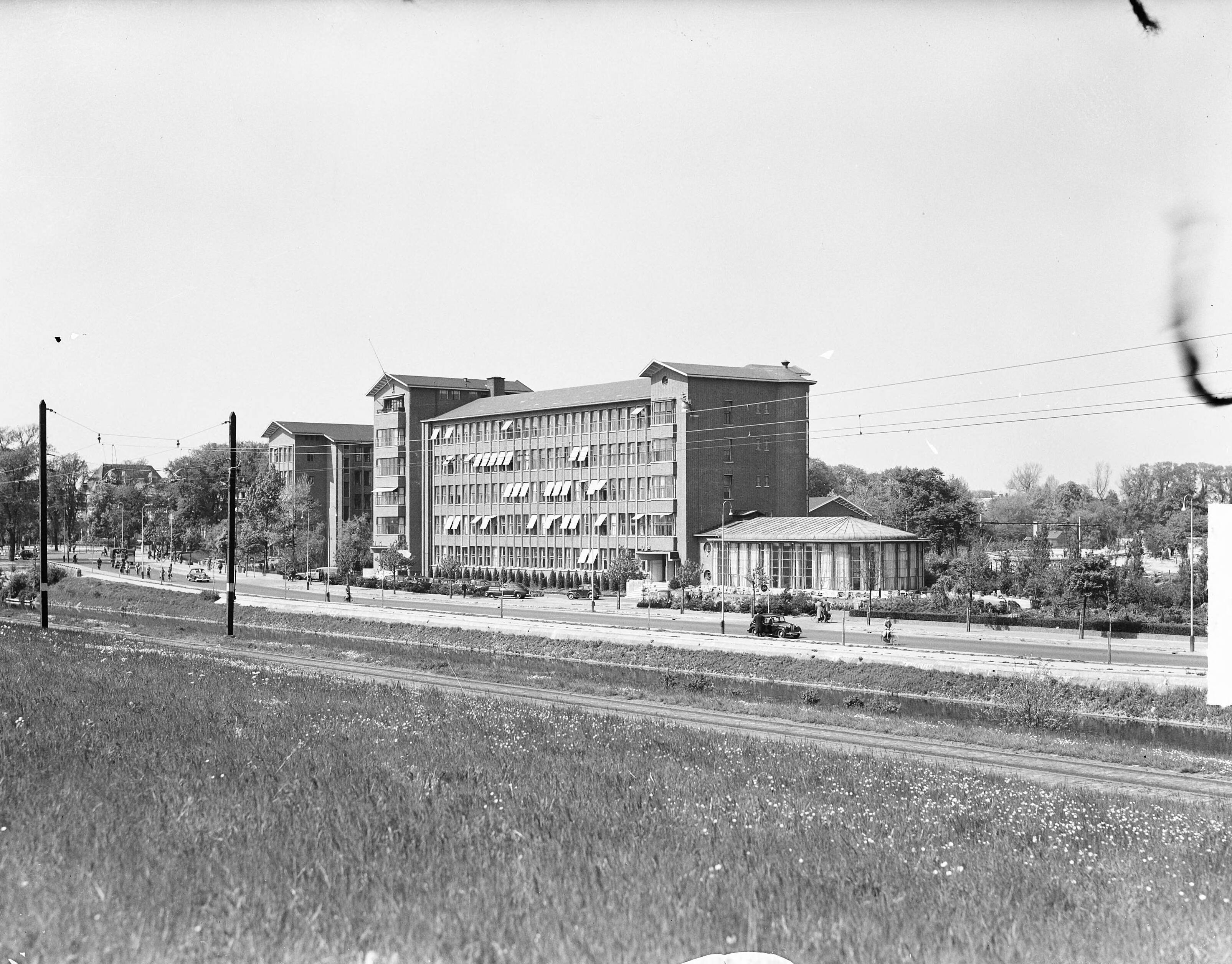 Fotocollectie Anefo — Nieuwe KLM gebouw aan de Raamweg te Den Haag — Foto: Winterbergen, Rolf / Anefo. Licentie: Set B: Rechtenvrij / Publiek Domein. Bron: Nationaal Archief. http://hdl.handle.net/10648/a8c7b176-d0b4-102d-bcf8-003048976d84