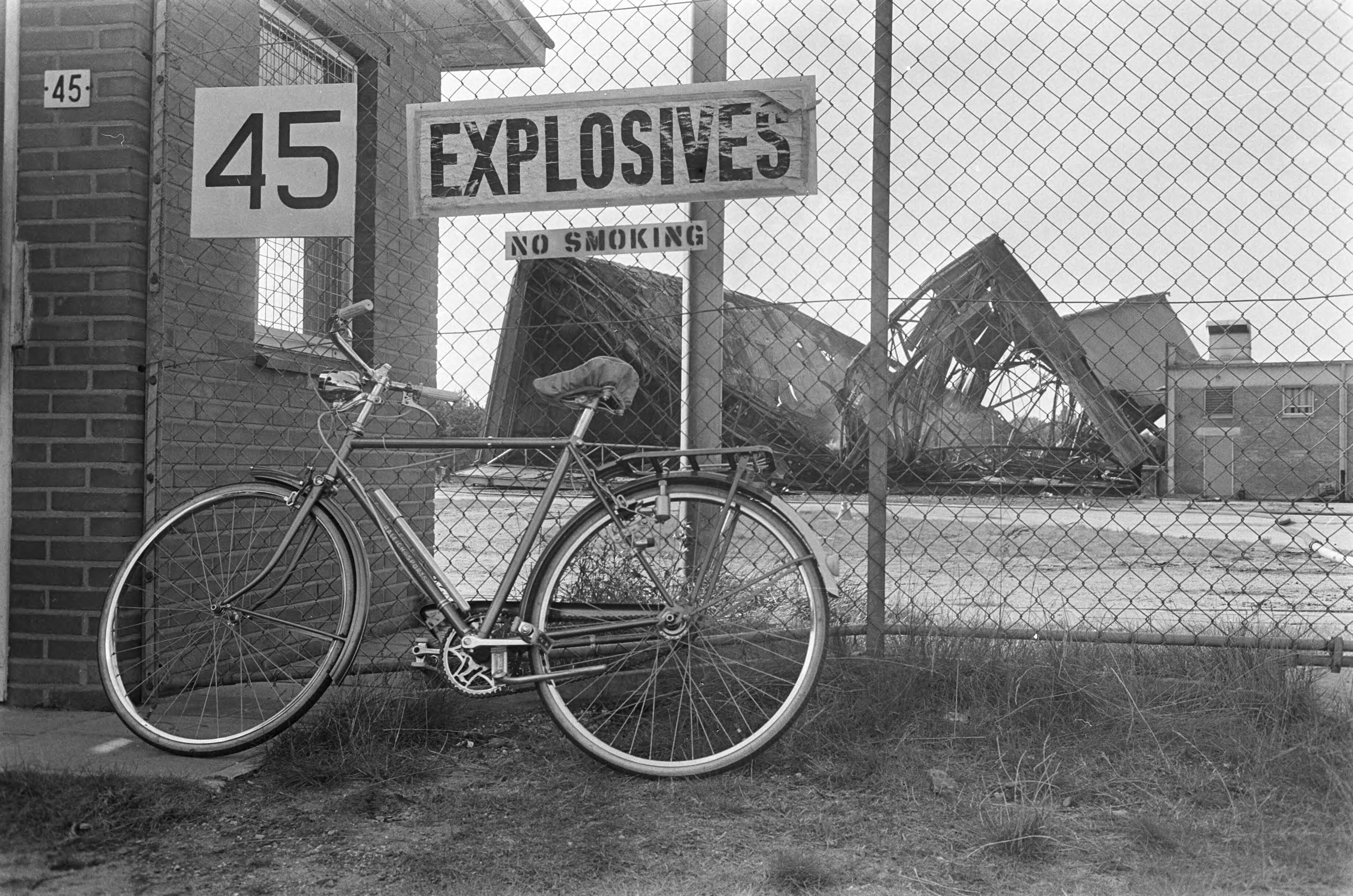 Fotocollectie Anefo — Explosie op vliegbasis Soesterberg, de smeulende resten van de hangar — Foto: Koch, Eric / Anefo. Licentie: Set B: Rechtenvrij / Publiek Domein. Bron: Nationaal Archief. http://hdl.handle.net/10648/aaf51196-d0b4-102d-bcf8-003048976d84
