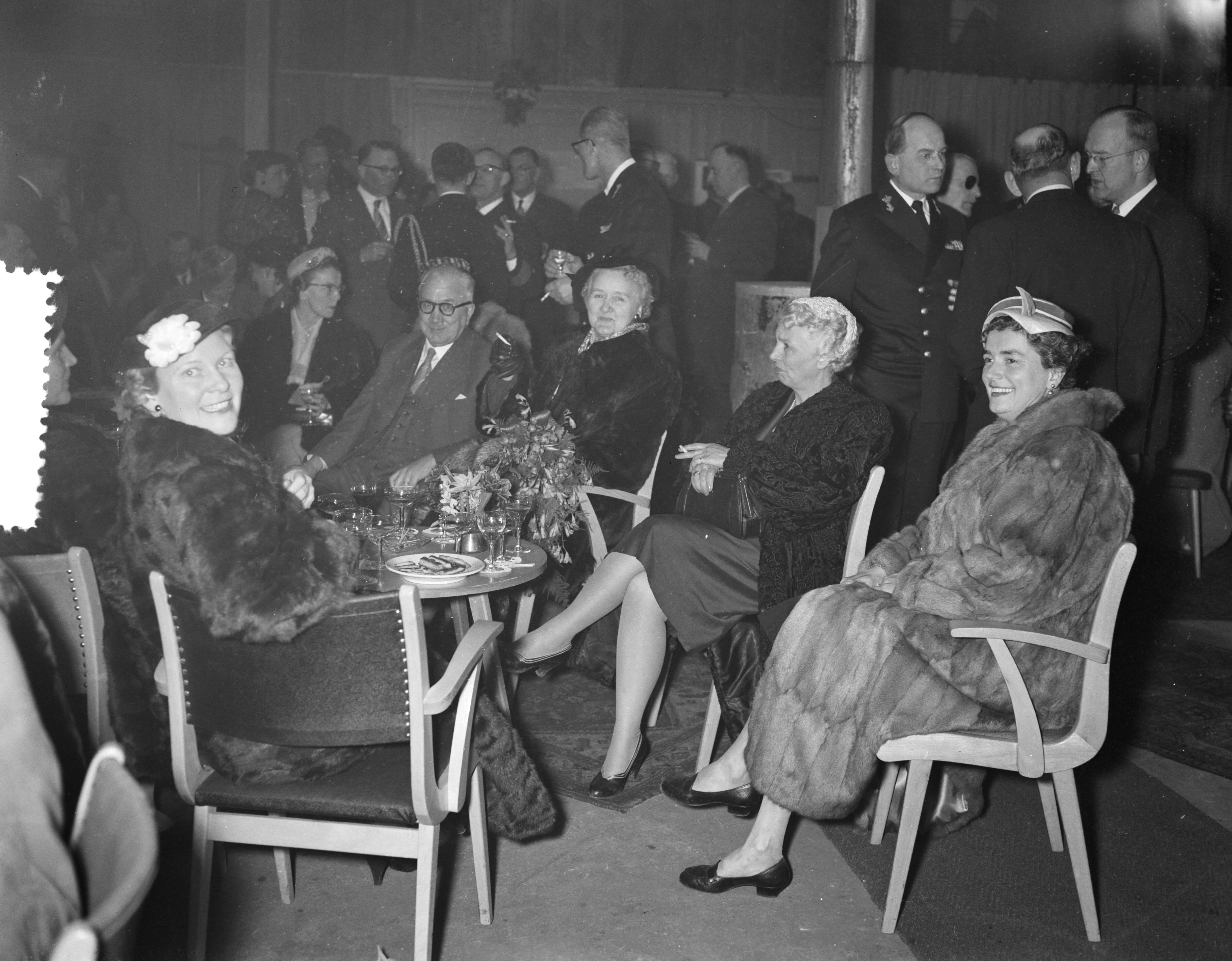 Fotocollectie Anefo — Poging tot tewaterlating van de kustmijnenveger Hr. Ms. "Steenwijk" bij de N.V. Haarlemse Scheepsbouw Maatschappij te Haarlem. De doopplechtigheid werd verricht door mevr. Voetelink-Riemersma, echtgenote van de burgemeester van Steenwijk — Foto: Rossem, Wim van / Anefo. Licentie: Set B: Rechtenvrij / Publiek Domein. Bron: Nationaal Archief. http://hdl.handle.net/10648/a9466c3c-d0b4-102d-bcf8-003048976d84
