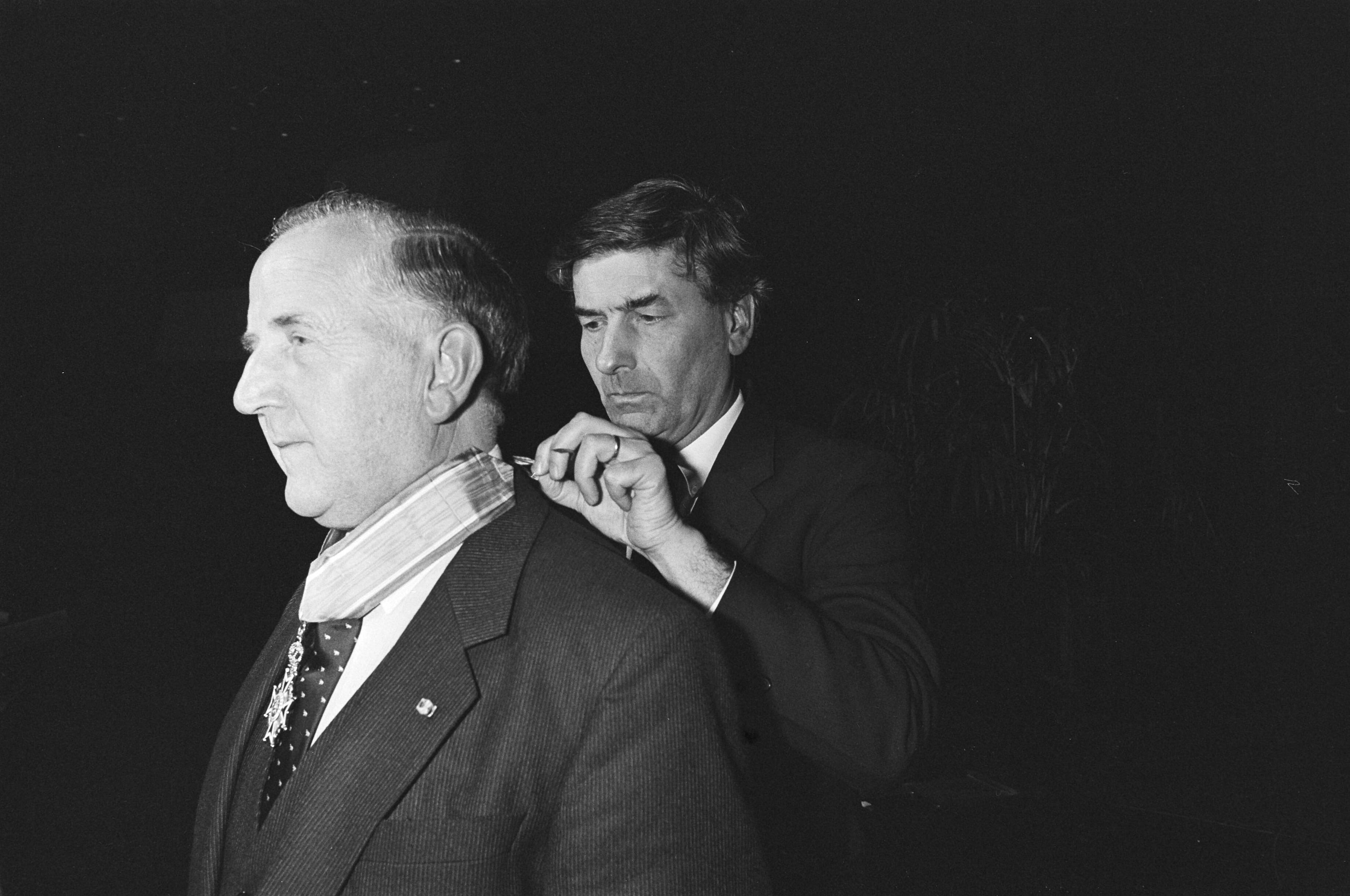 Fotocollectie Anefo — Mr. Van Veen heeft afscheid genomen als voorzitter van V in Den Haag ; werd onderscheiden tot Grootofficier in de Orde van de Ned. Leeuw — Foto: Croes, Rob C. / Anefo. Licentie: Set B: Rechtenvrij / Publiek Domein. Bron: Nationaal Archief. http://hdl.handle.net/10648/ad3f66a4-d0b4-102d-bcf8-003048976d84