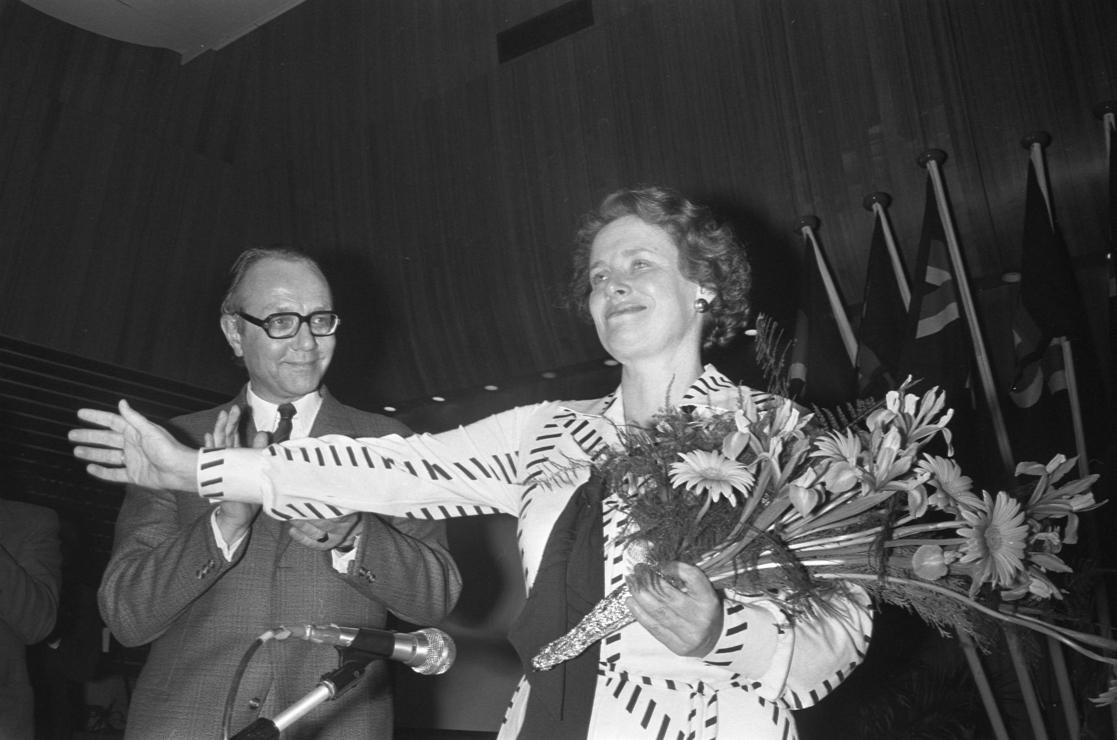 Fotocollectie Anefo — VVD-congres in Breda; mevrouw Van Someren neemt afscheid van publiek — Foto: Bogaerts, Rob / Anefo. Licentie: Set B: Rechtenvrij / Publiek Domein. Bron: Nationaal Archief. http://hdl.handle.net/10648/ac63a3b2-d0b4-102d-bcf8-003048976d84