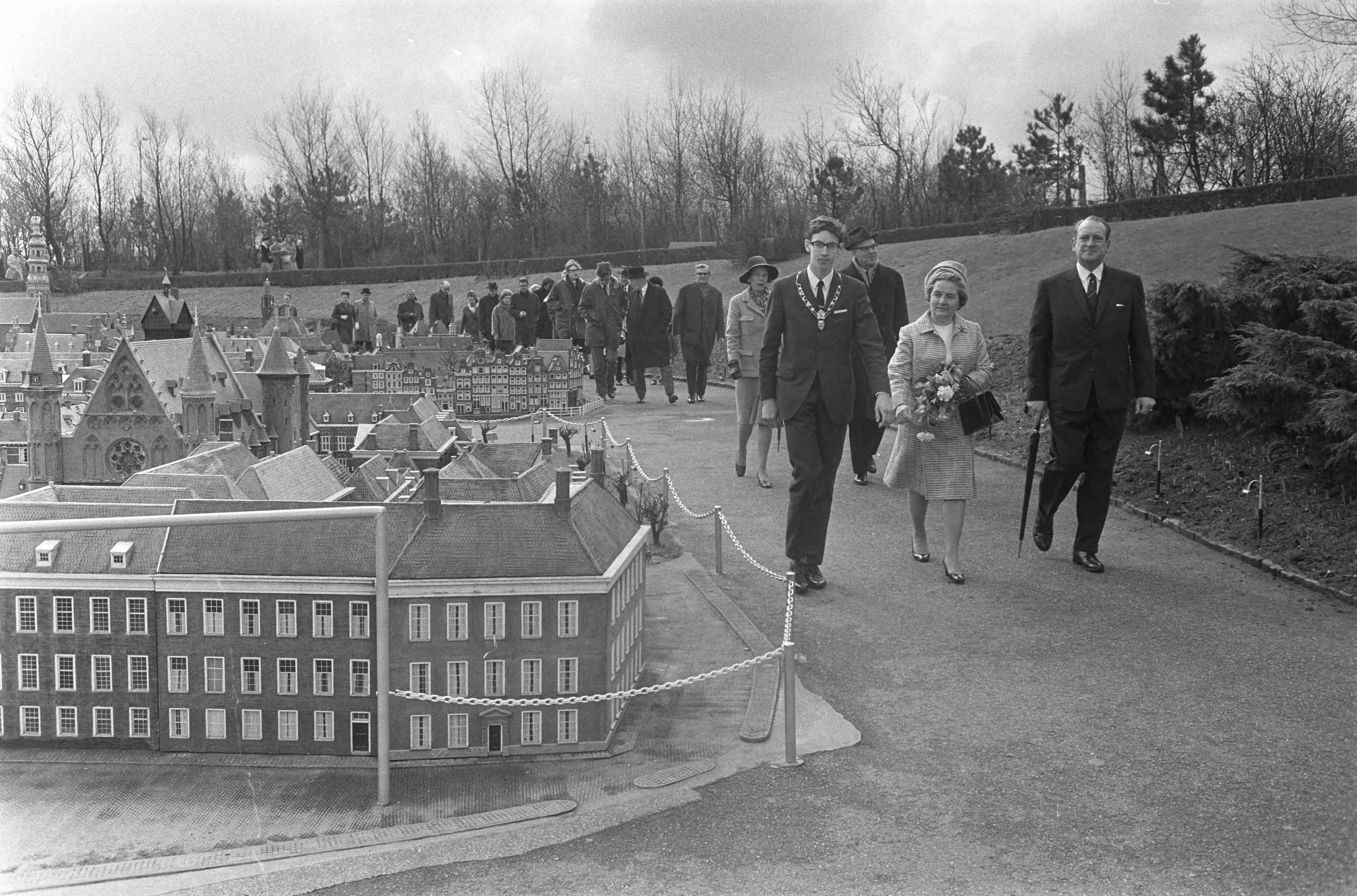 Fotocollectie Anefo — Mevrouw Marijnen , echtgenote van burgemeester Den Haag opent Madurodam, links Jan Willem van Holten , loco-burgemeester van Madurodam — Foto: Koch, Eric / Anefo. Licentie: Set B: Rechtenvrij / Publiek Domein. Bron: Nationaal Archief. http://hdl.handle.net/10648/ab6435d0-d0b4-102d-bcf8-003048976d84