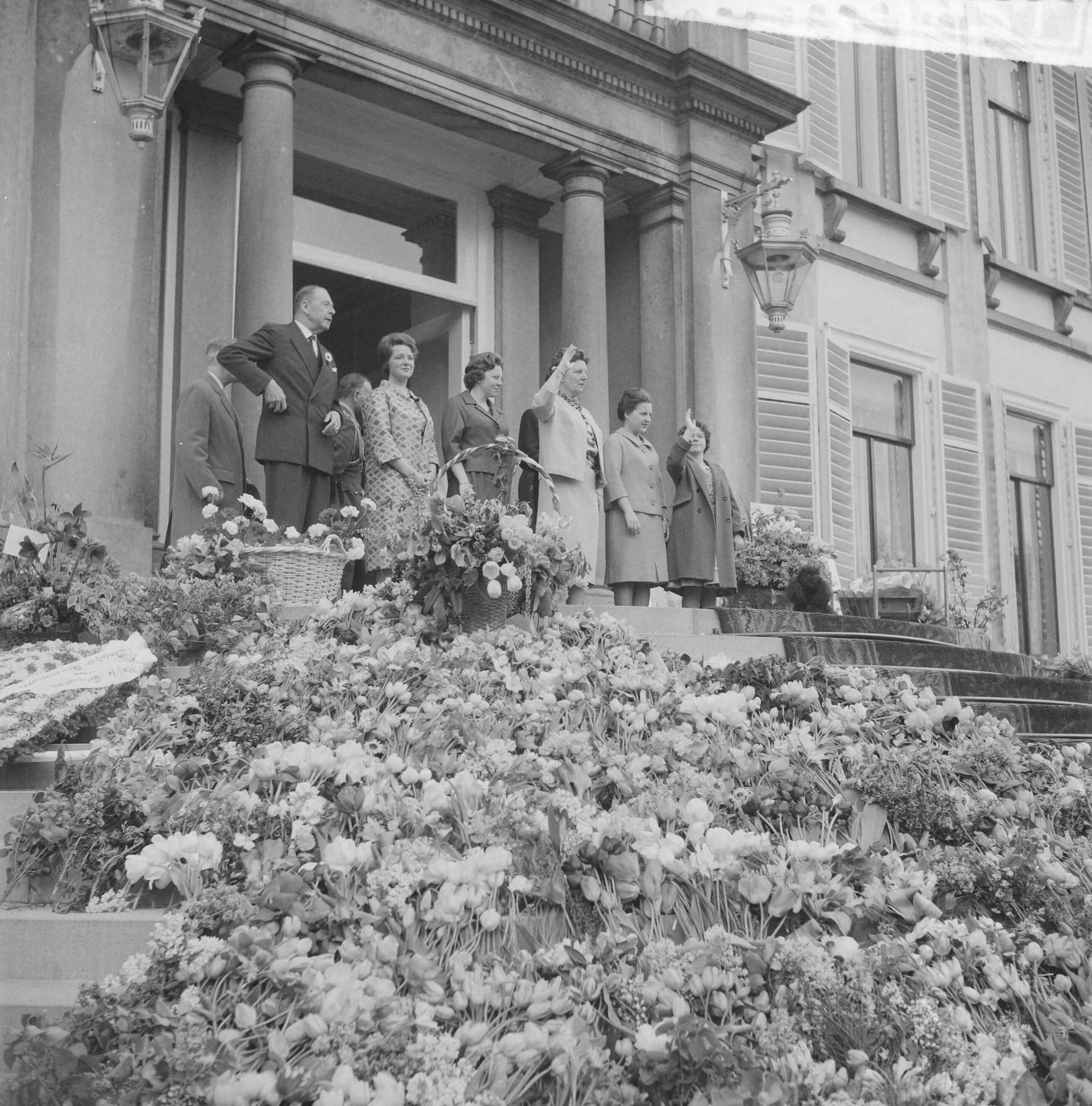 Koninginnedag 1961 — Koninginnedag 1961. Defilé op paleis Soestdijk t.g.v. verjaardag van koningin Juliana. Bordes — Foto: Bilsen, Joop van / Anefo. Licentie: Set B: Rechtenvrij / Publiek Domein. Bron: Nationaal Archief. http://hdl.handle.net/10648/a9d38d88-d0b4-102d-bcf8-003048976d84