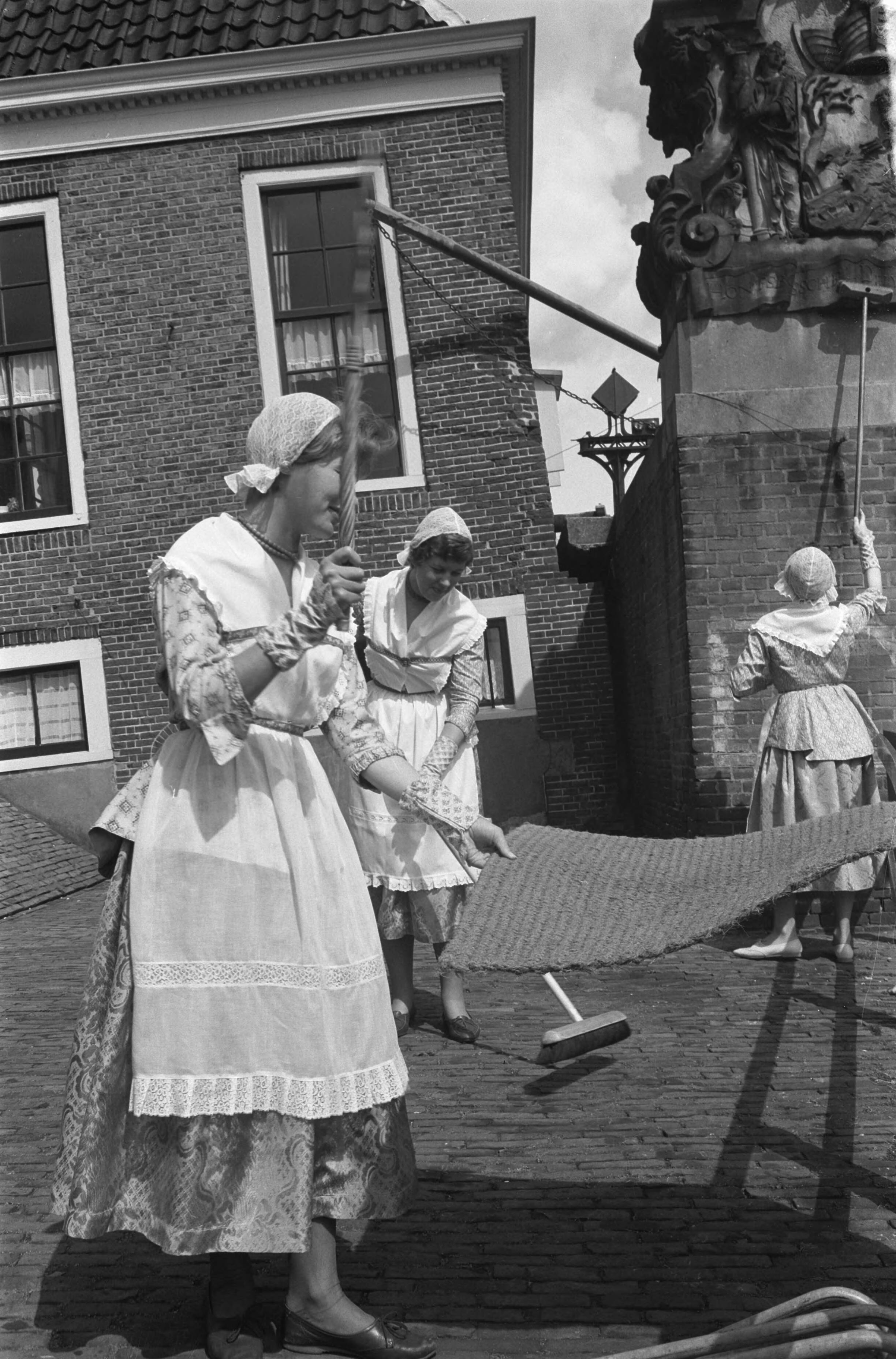 Fotocollectie Anefo — Voorbereidingen voor de feestelijkheden ter gelegenheid van viering 150 jaar stadsrechten van Zaandam. Meisjes in Noord-Hollandse klederdracht maken sluisje schoon — Foto: Pot, Harry / Anefo. Licentie: Set B: Rechtenvrij / Publiek Domein. Bron: Nationaal Archief. http://hdl.handle.net/10648/a9d6a3ba-d0b4-102d-bcf8-003048976d84