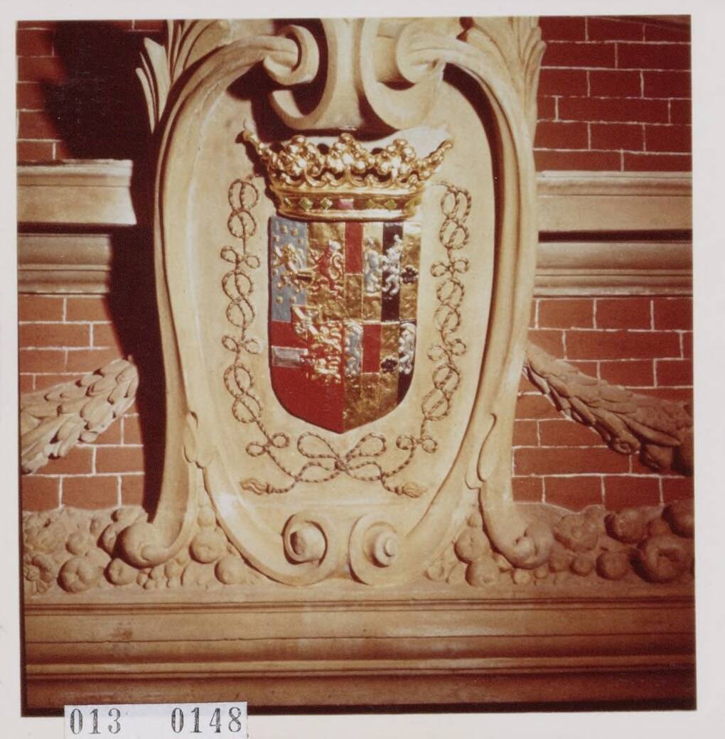Paleis Huis ten Bosch te Den Haag — Exterieur. Wapenschild — Foto: Onbekend / RVD. Licentie: Set B: Rechtenvrij / Publiek Domein. Bron: Nationaal Archief. http://hdl.handle.net/10648/afa8d66e-d0b4-102d-bcf8-003048976d84