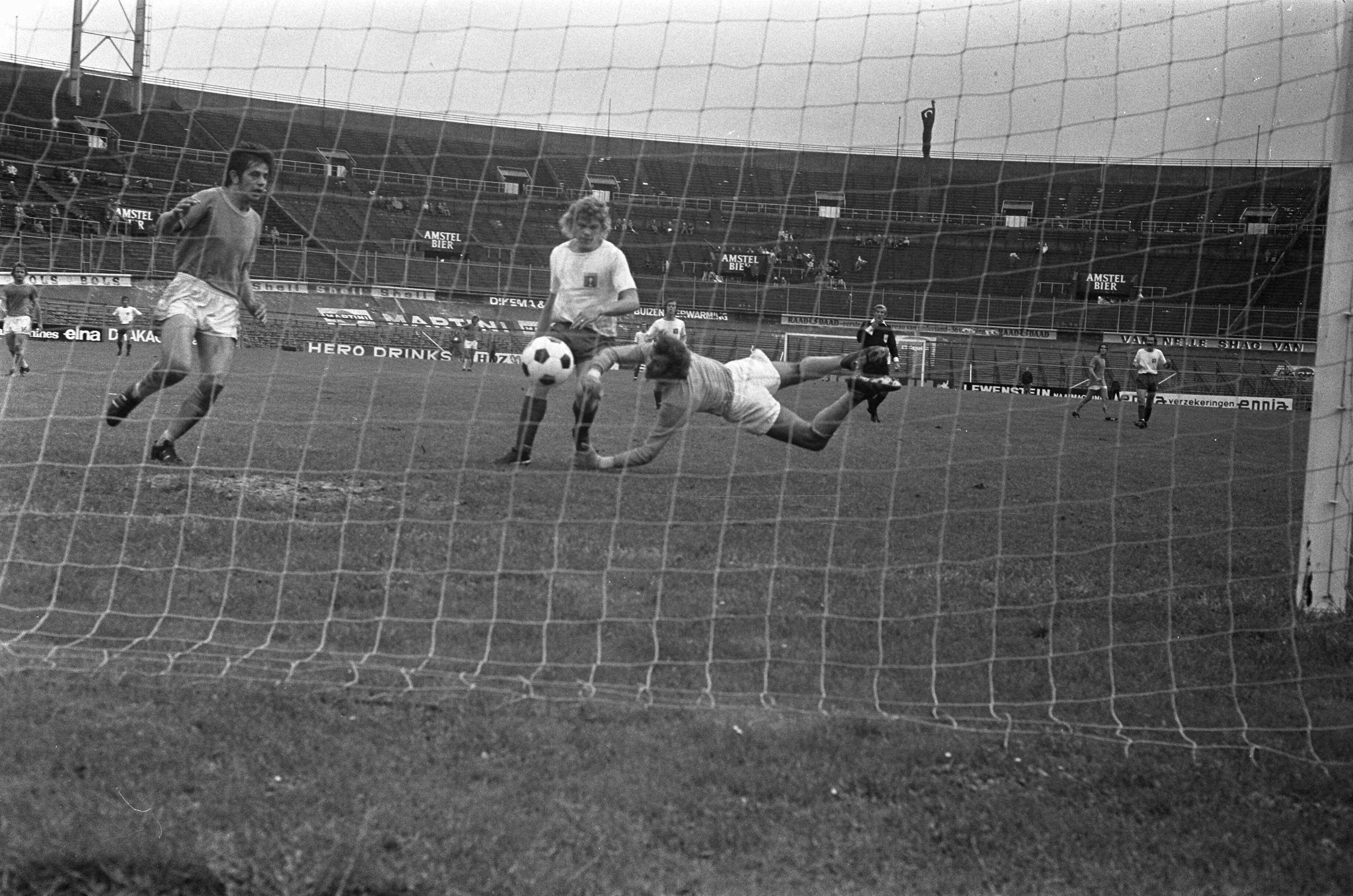 Fotocollectie Anefo — Amsterdam tegen Den Haag 3-0, Nico Jansen scoort 2-0, keeper Thie is kansloos — Foto: Croes, Rob C. / Anefo. Licentie: Set B: Rechtenvrij / Publiek Domein. Bron: Nationaal Archief. http://hdl.handle.net/10648/ac38158a-d0b4-102d-bcf8-003048976d84