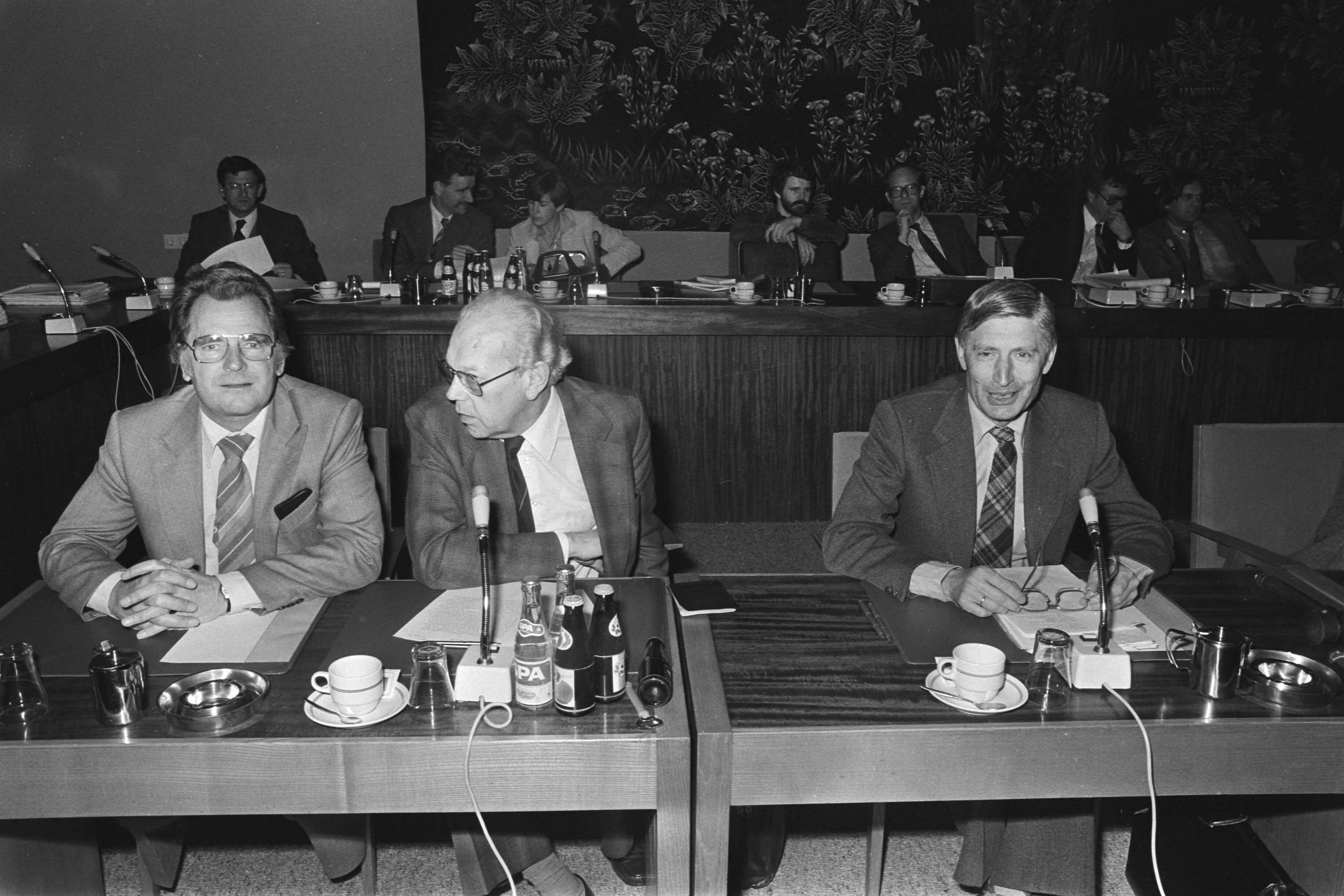 Fotocollectie Anefo — in SER gebouw in Den Haag regering, vakbonden en werkgevers over arbeidsovereenkomstenbeleid1981, Van Agt, Minister Albeda — Foto: Bogaerts, Rob / Anefo. Licentie: Set B: Rechtenvrij / Publiek Domein. Bron: Nationaal Archief. http://hdl.handle.net/10648/aced77cc-d0b4-102d-bcf8-003048976d84