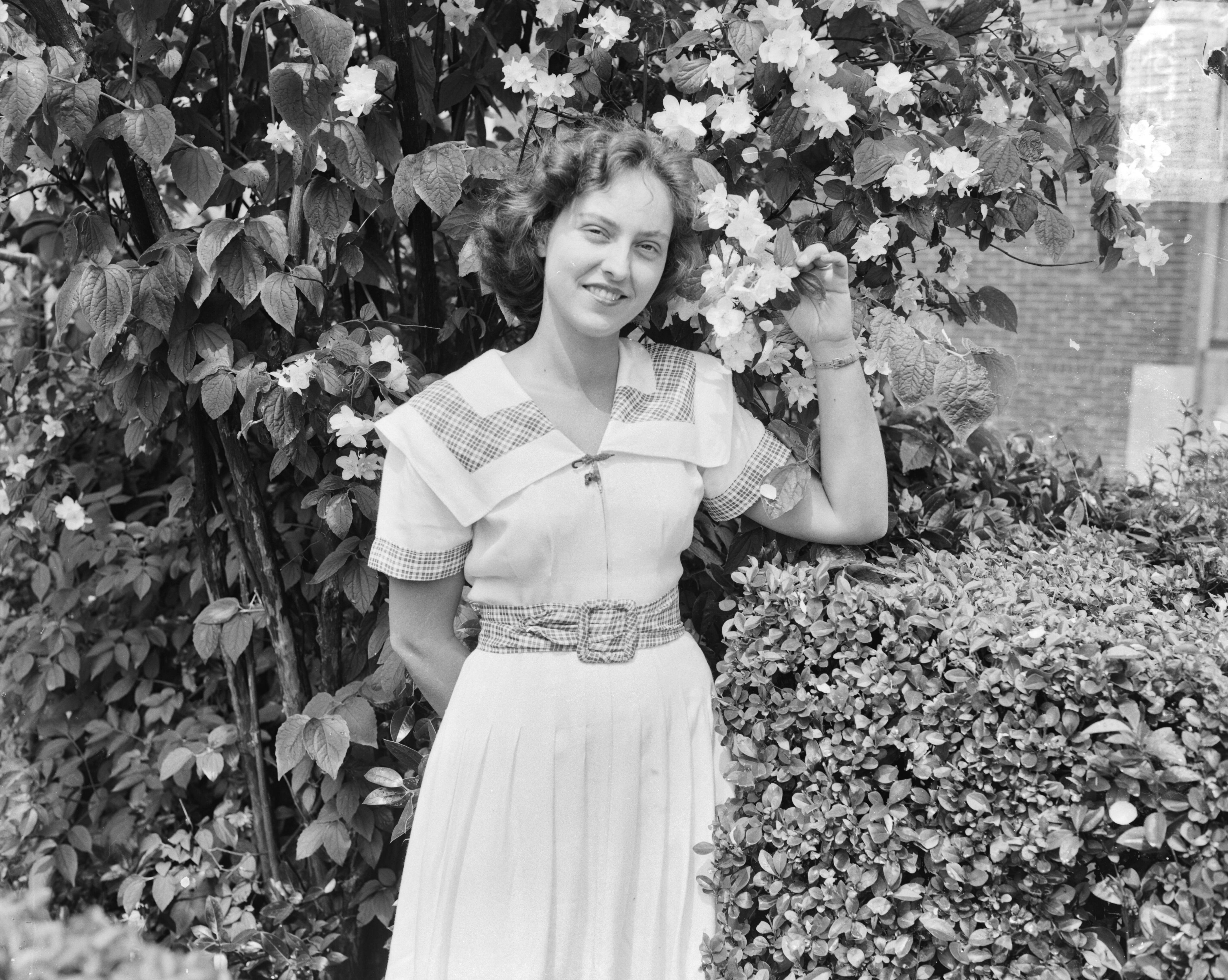 Beppie Landmeter bloemenkoningin van Haarlem — Foto: Pot, Harry / Anefo. — Licentie: Set B: Rechtenvrij / Publiek Domein. Bron: Nationaal Archief. http://hdl.handle.net/10648/a8ecef68-d0b4-102d-bcf8-003048976d84